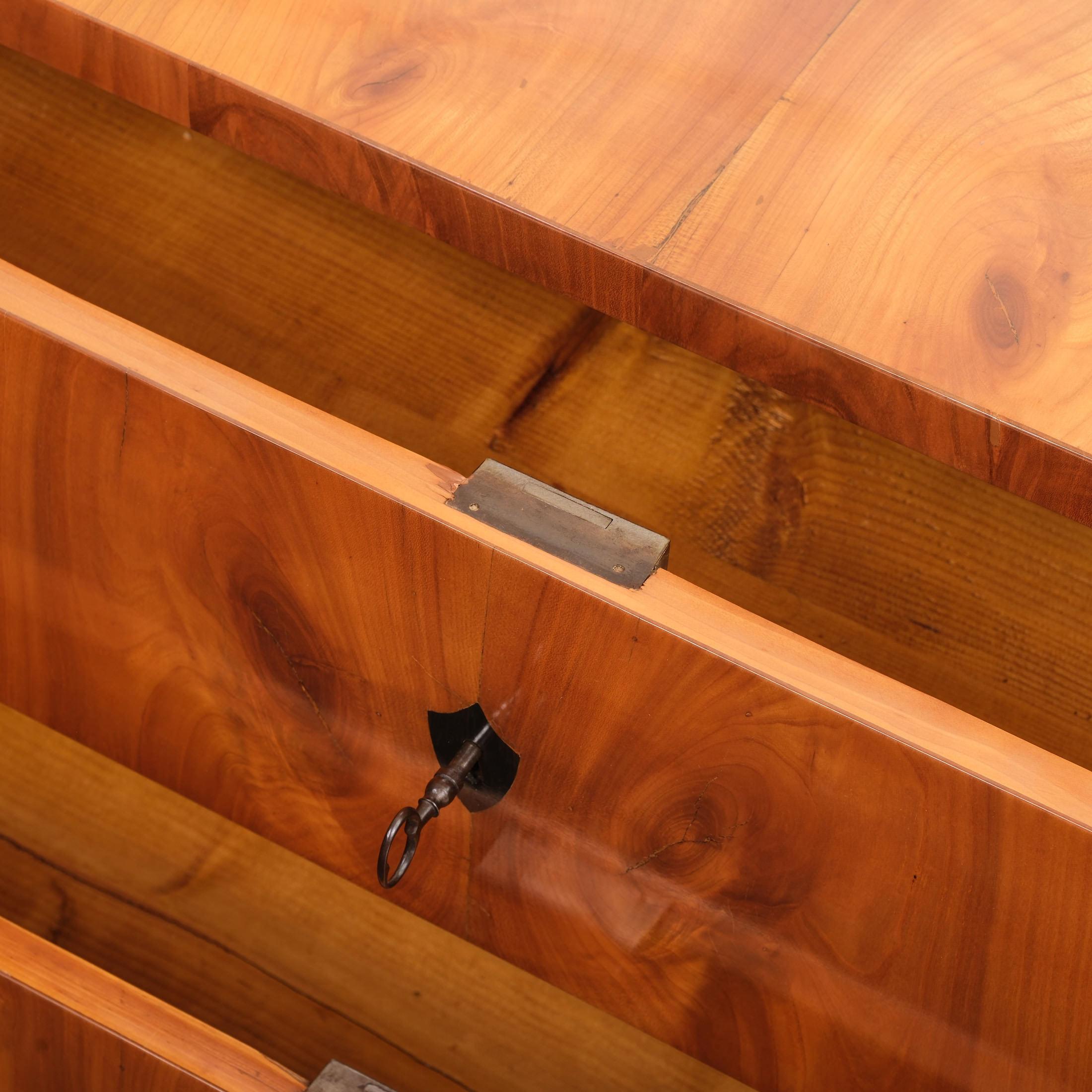 Chest of drawers, Biedermeier, around 1825, Cherrywood In condizioni buone in vendita a Münster, DE