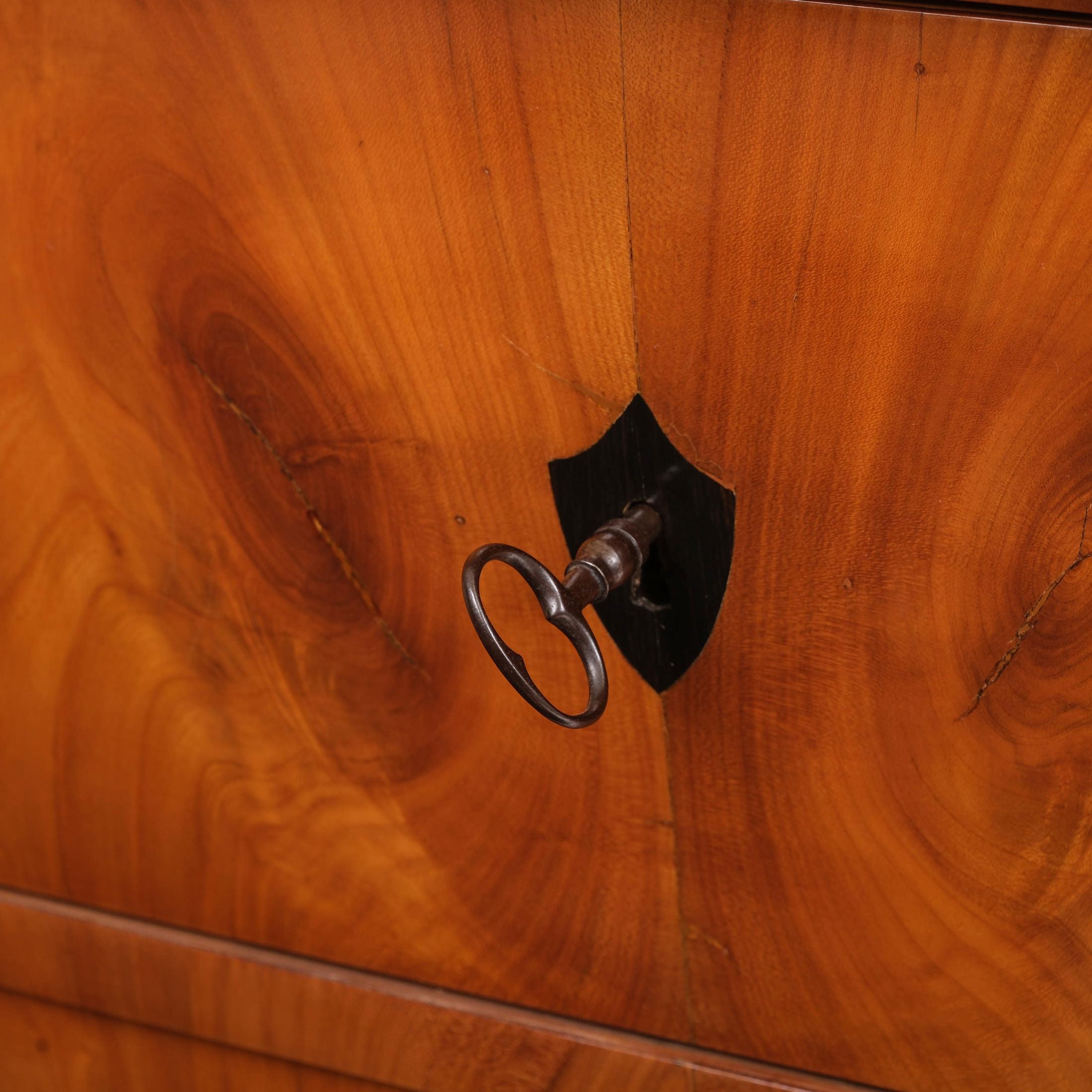 Chest of drawers, Biedermeier, around 1825, Cherrywood in vendita 1