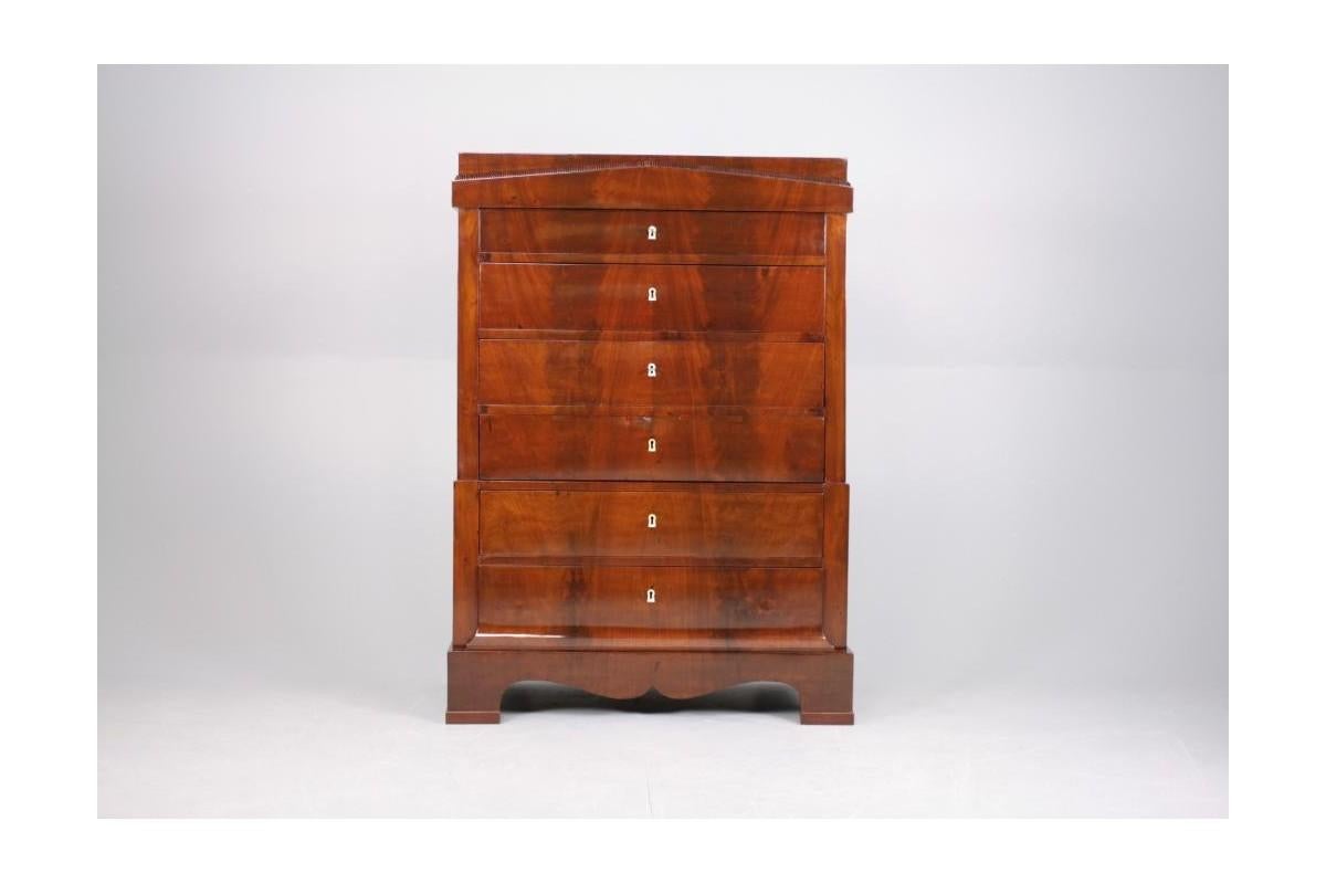Chest of drawers - Biedermeier chiffon from around 1860.

Very good condition, after professional renovation, finished in polish.

Wood: mahogany

Origin : Northern Europe

Dimensions: Height: 136cm, width: 97cm, depth: 52cm.