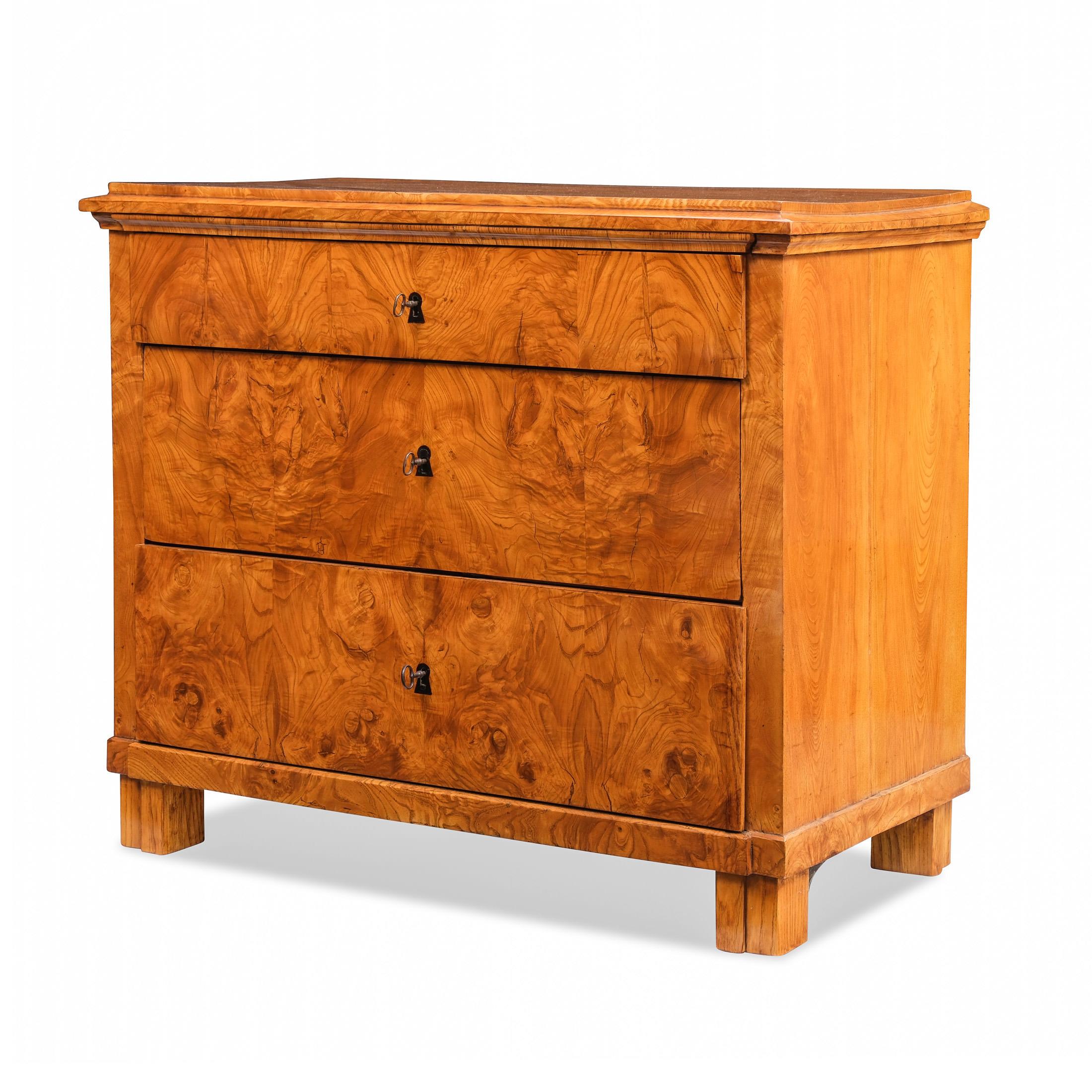 Impiallacciato Chest of drawers, Biedermeier, Westphalia around 1825, Ashwood in vendita