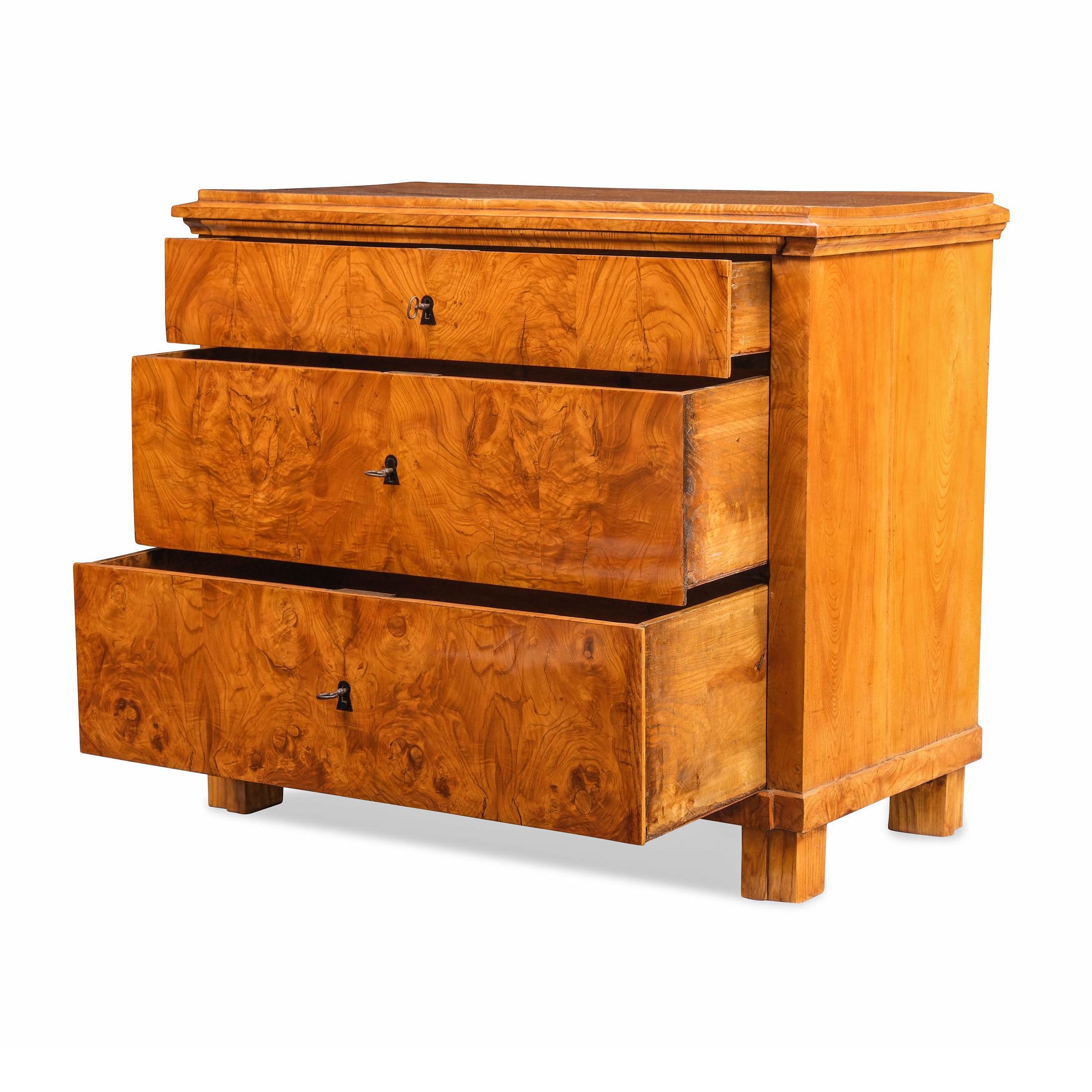 Inizio XIX secolo Chest of drawers, Biedermeier, Westphalia around 1825, Ashwood in vendita