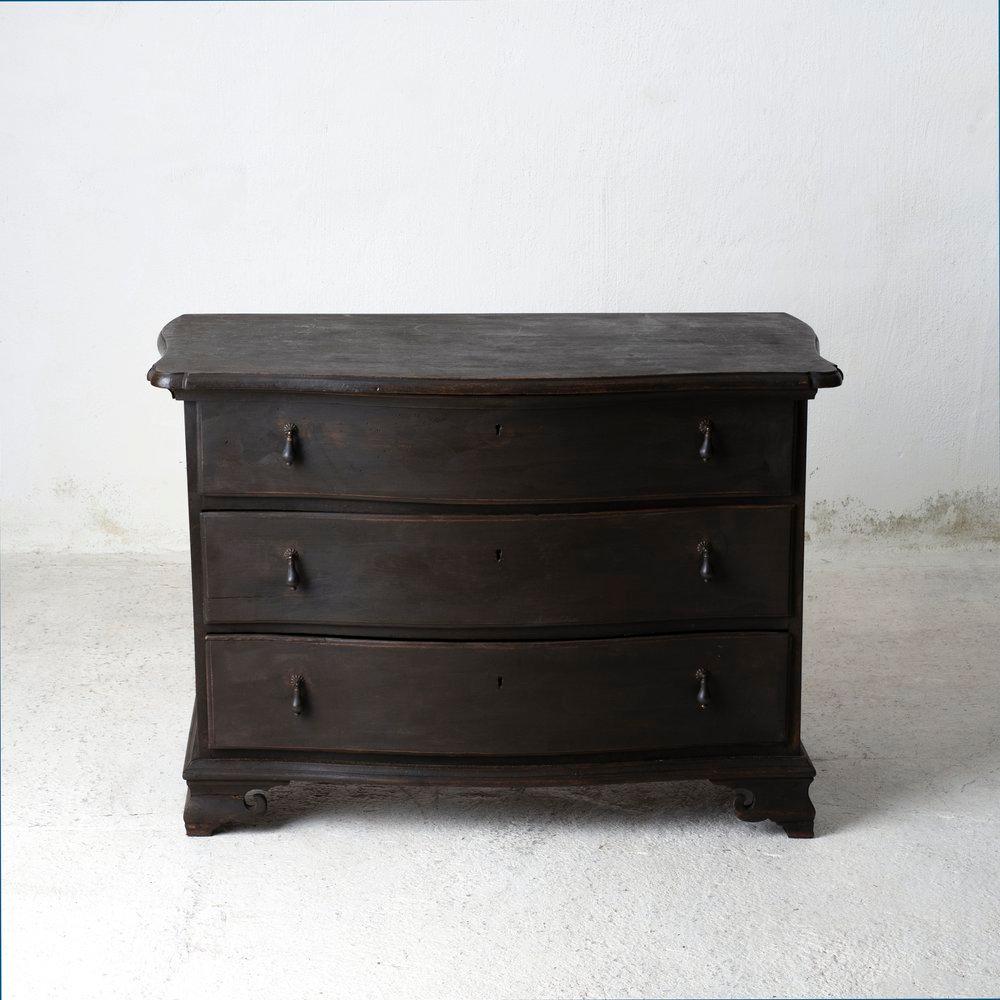 Chest of Drawers Black Baroque Period Sweden. A chest of drawers made during the baroque period 1650-1750
Made in oak repainted in Laserow Black. Later hardware. 