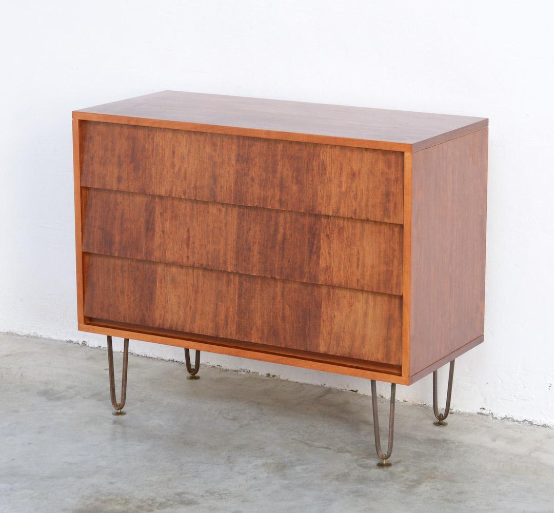 Questa bellissima cassettiera è stata disegnata da Alfred Hendrickx per Belform alla fine degli anni Cinquanta.
Ha un aspetto minimalista grazie ai cassetti senza maniglie e alle gambe a forcina in ottone.
Questa cassettiera è in buone condizioni