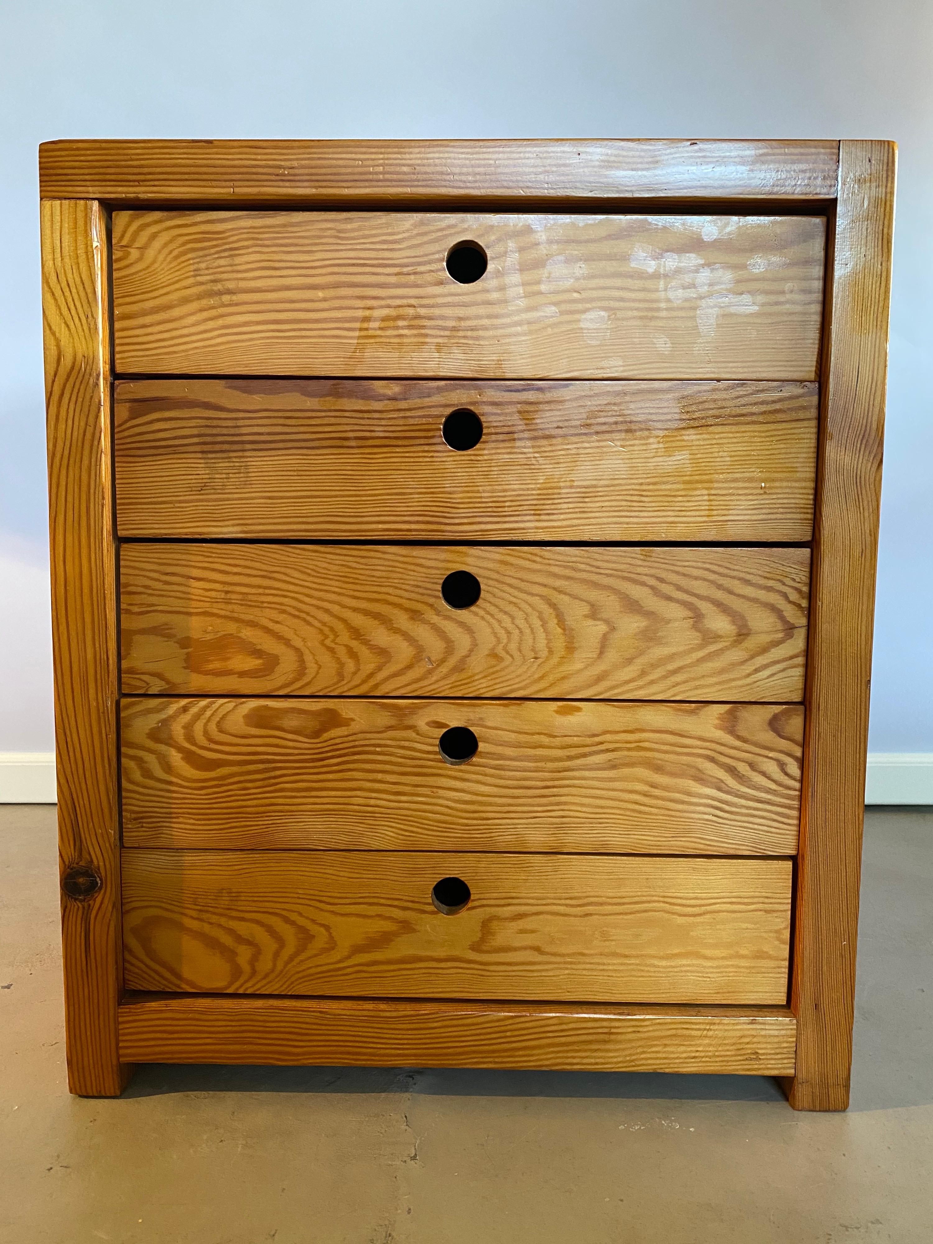 Beautiful commode or chest of drawers made in pine by Ate Van Apeldoorn. Notice the distinctive dove tail joints and the all-over shaker style craftsmanship of his furniture. In very good condition, all the drawers open and close smoothly.