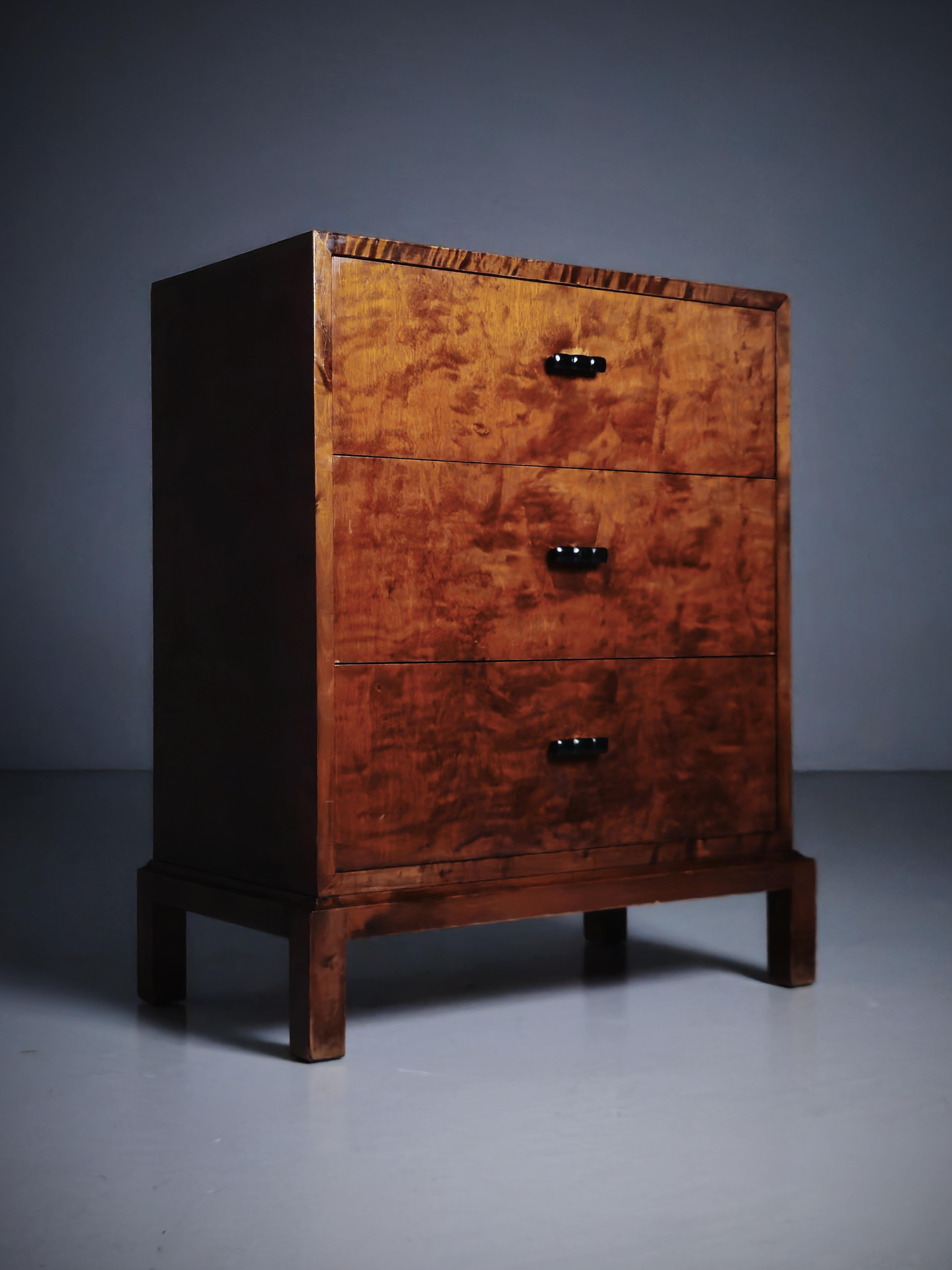 Great chest of drawers designed by Axel Larsson for Svenska möbelfabrikerna, Bodafors in Sweden during the 1940s. 

Rare model. Made in stained birch with beautiful sculpted handels.