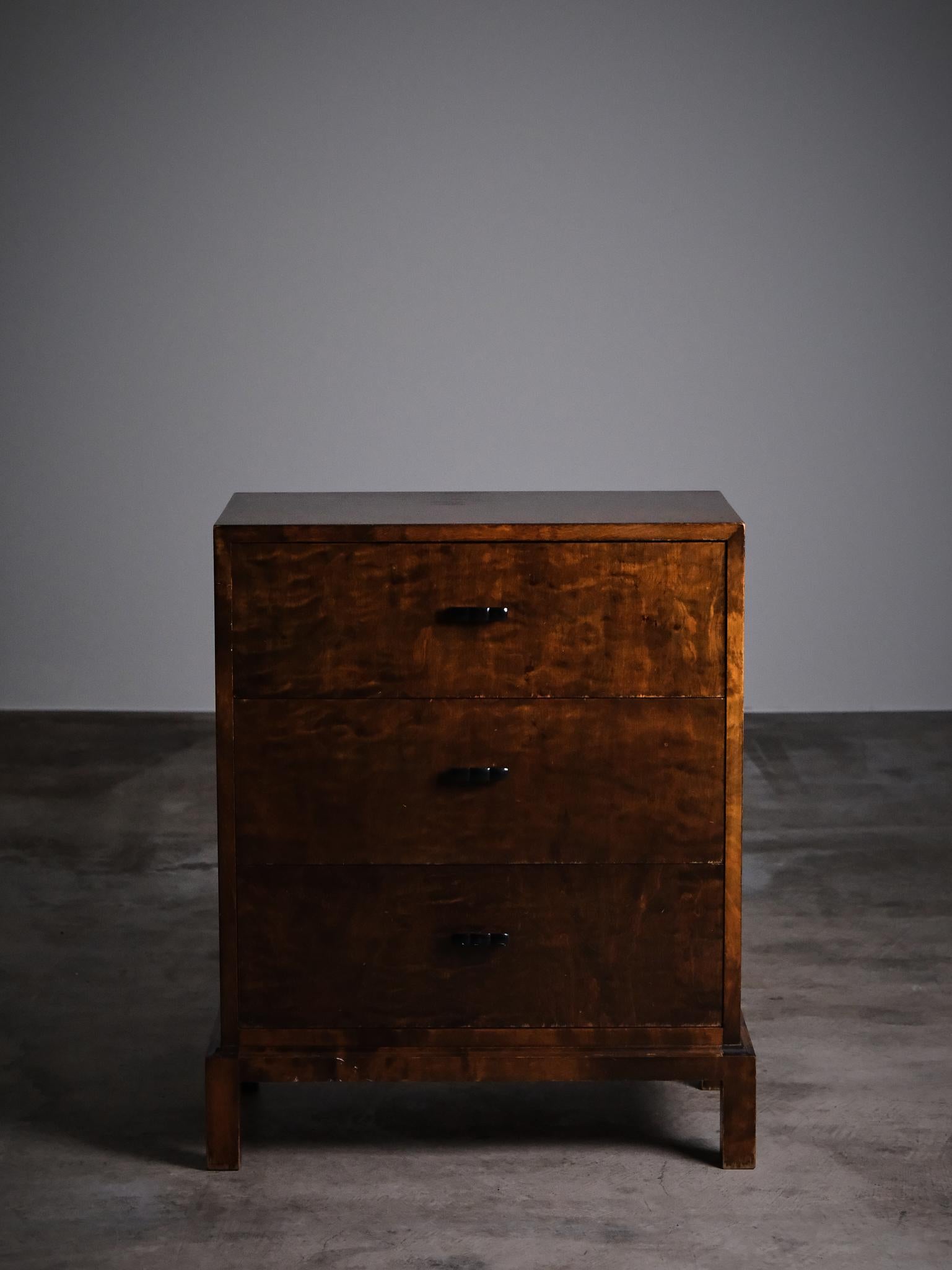 Superbe commode conçue par Axel Larsson pour Svenska möbelfabrikerna, Bodafors en Suède dans les années 1940. 

Modèle rare. Fabriqué en bouleau teinté avec de belles mains sculptées.