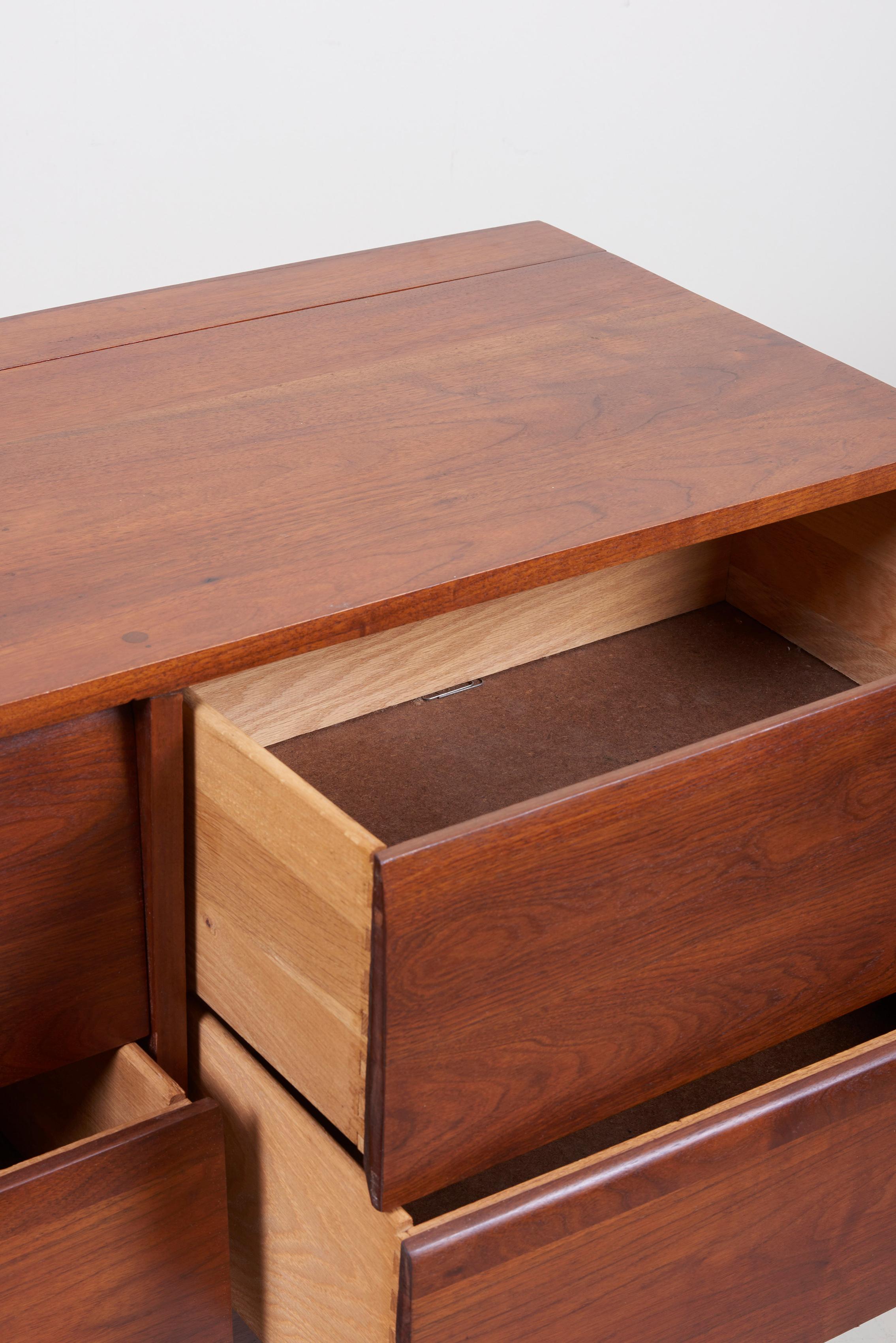 Cassettiera o credenza degli anni '50 di Ben Rouzie, USA, anni '50. I cassetti leggermente inclinati accentuano i singoli scomparti.