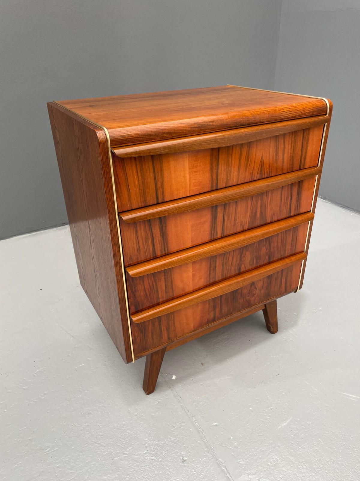 Legno Cassettiera di Bohumil Landsman per Jitona, Cecoslovacchia, anni '60 in vendita
