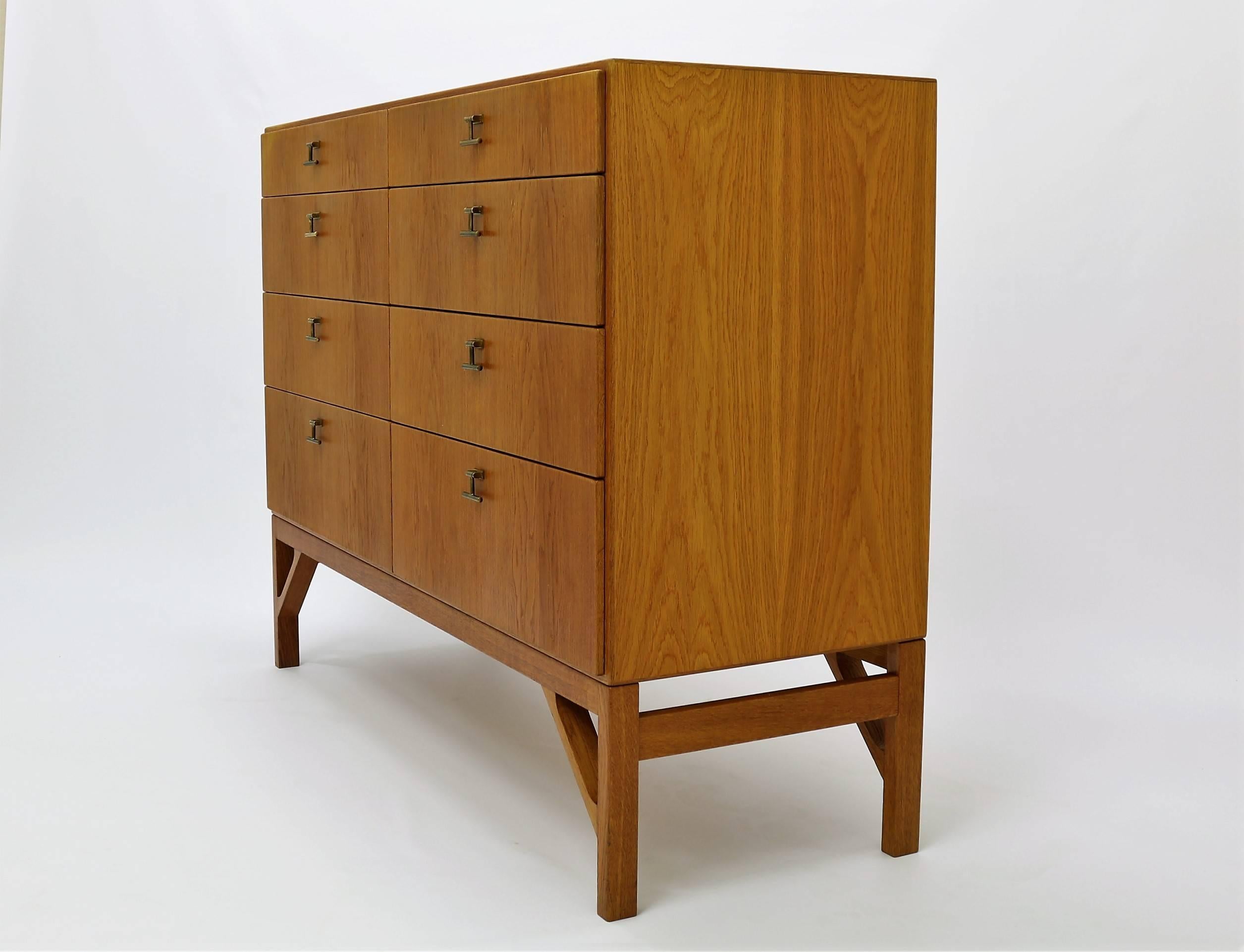 This great chest of drawers was designed by Børge Mogensen for FDB Furniture in the 1950s and manufactured by furniture maker C.M. Madsen / Denmark, Model no. A 234. It features a solid oak base with an oak cabinet and eight spacious drawers with