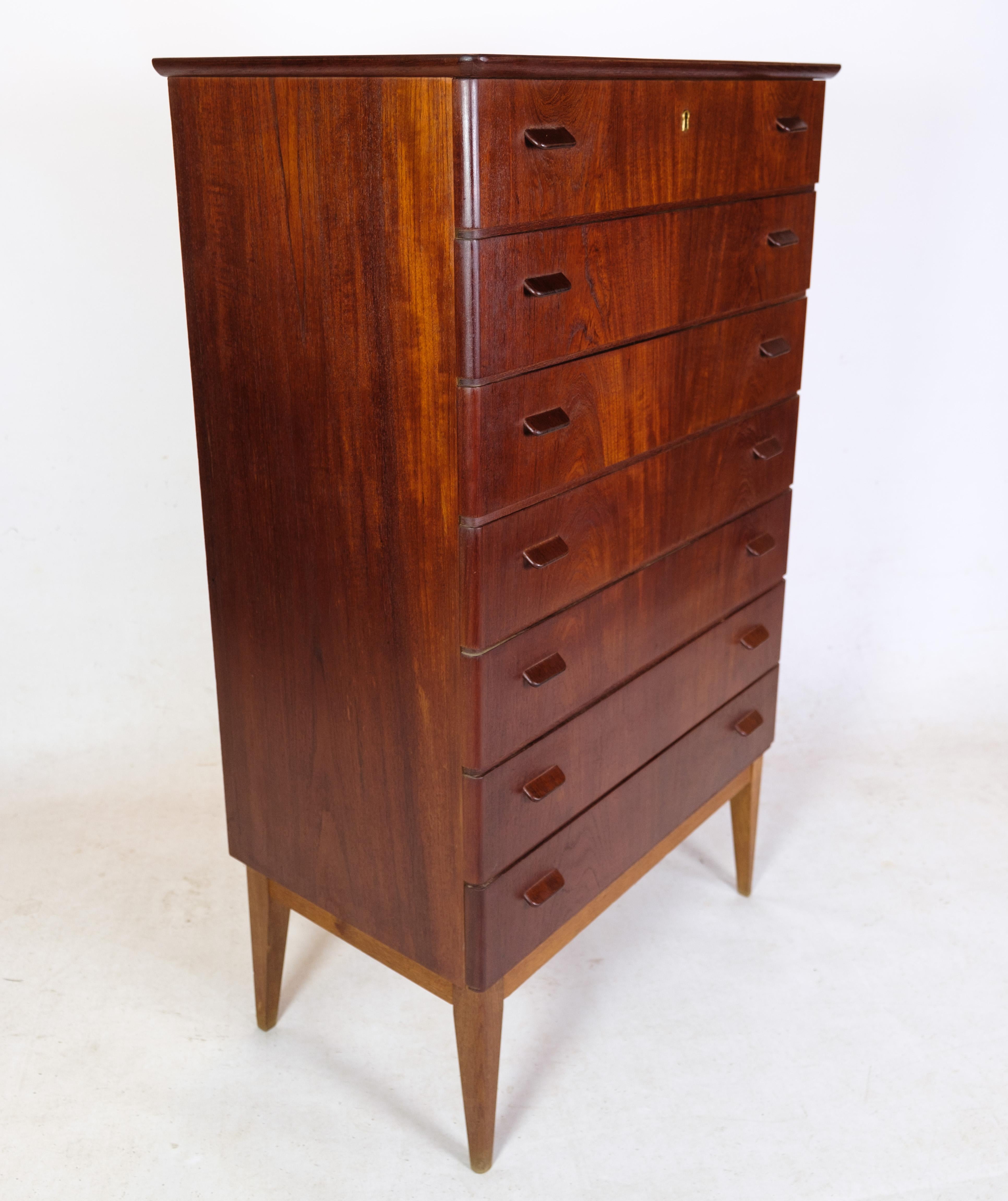 High chest of drawers designed by Børge Mogensen with 7 teak drawers and oak legs from around the 1960s.
Measurements in cm: H:117 W:70 D:42