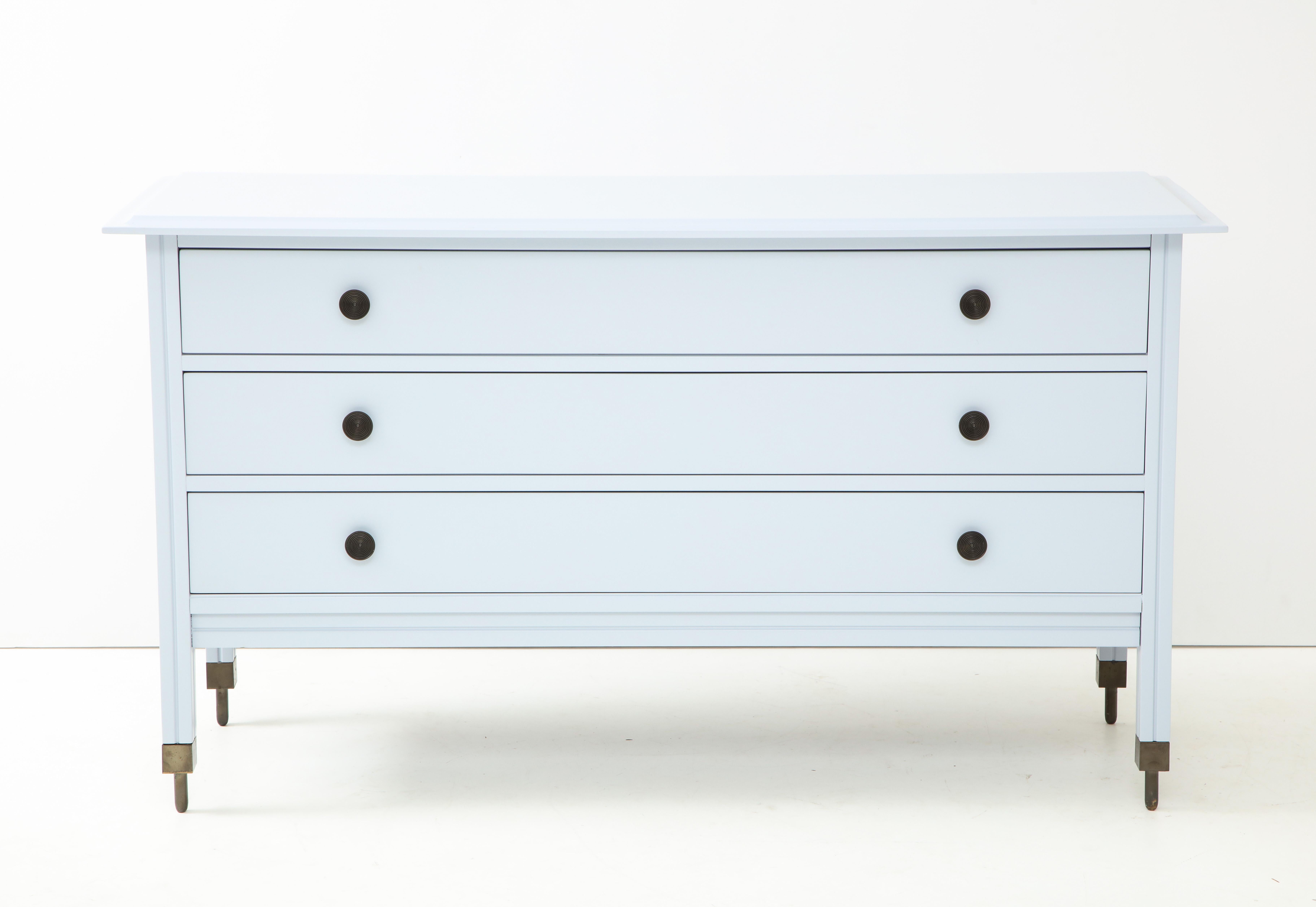 Elegant chest of drawers by acclaimed architect and designer Carlo De Carli, Italy, circa 1963. 

Produced by pioneering furniture manufacturer Sormani, this sleek chest consists of three drawers, original patinated brass pulls, and stunning