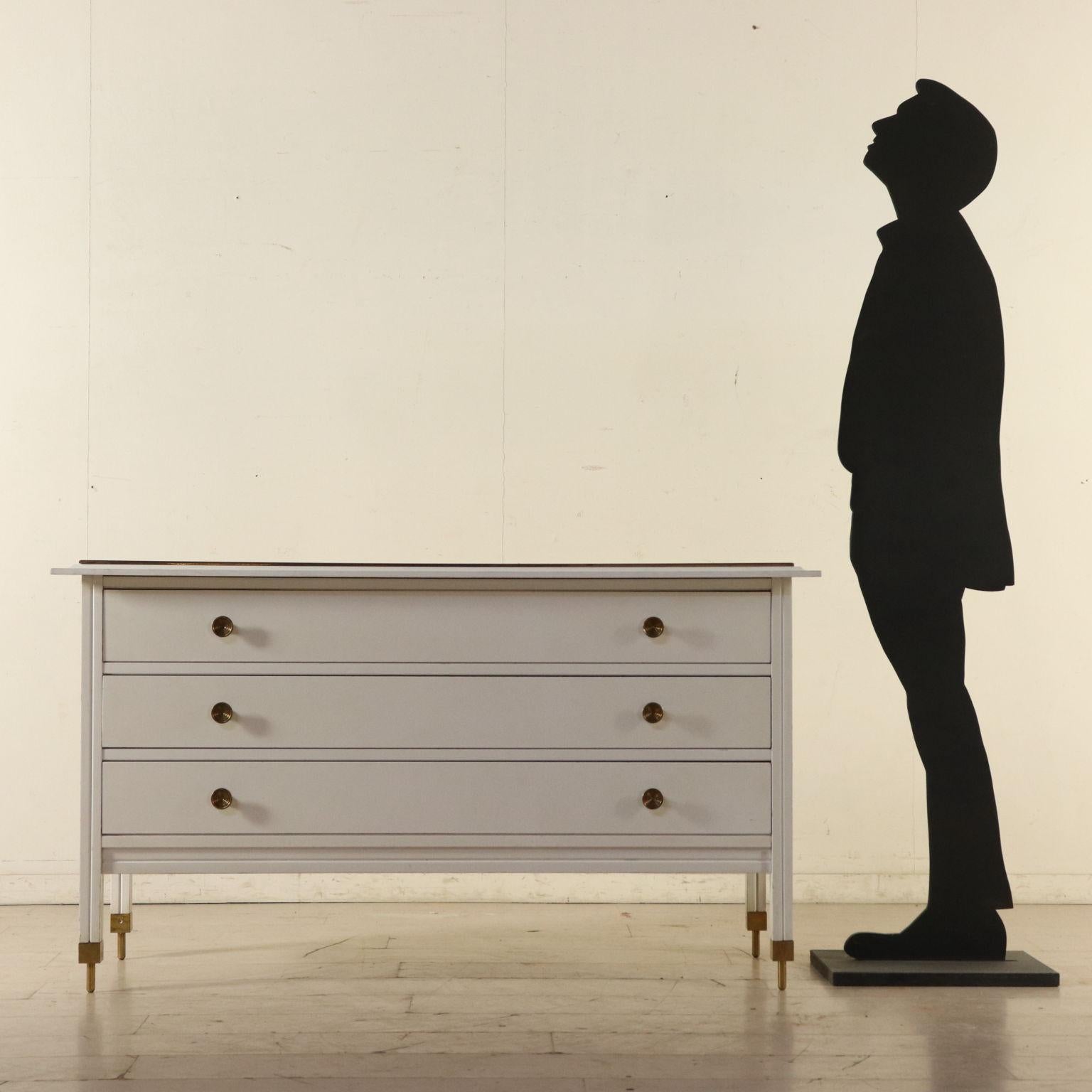 A chest of drawers designed by Carlo de Carli (1911-1969) for Sormani. Lacquered wood, mirrored glass, brass ferrules and handles. Manufactured in Italy, 1960s.