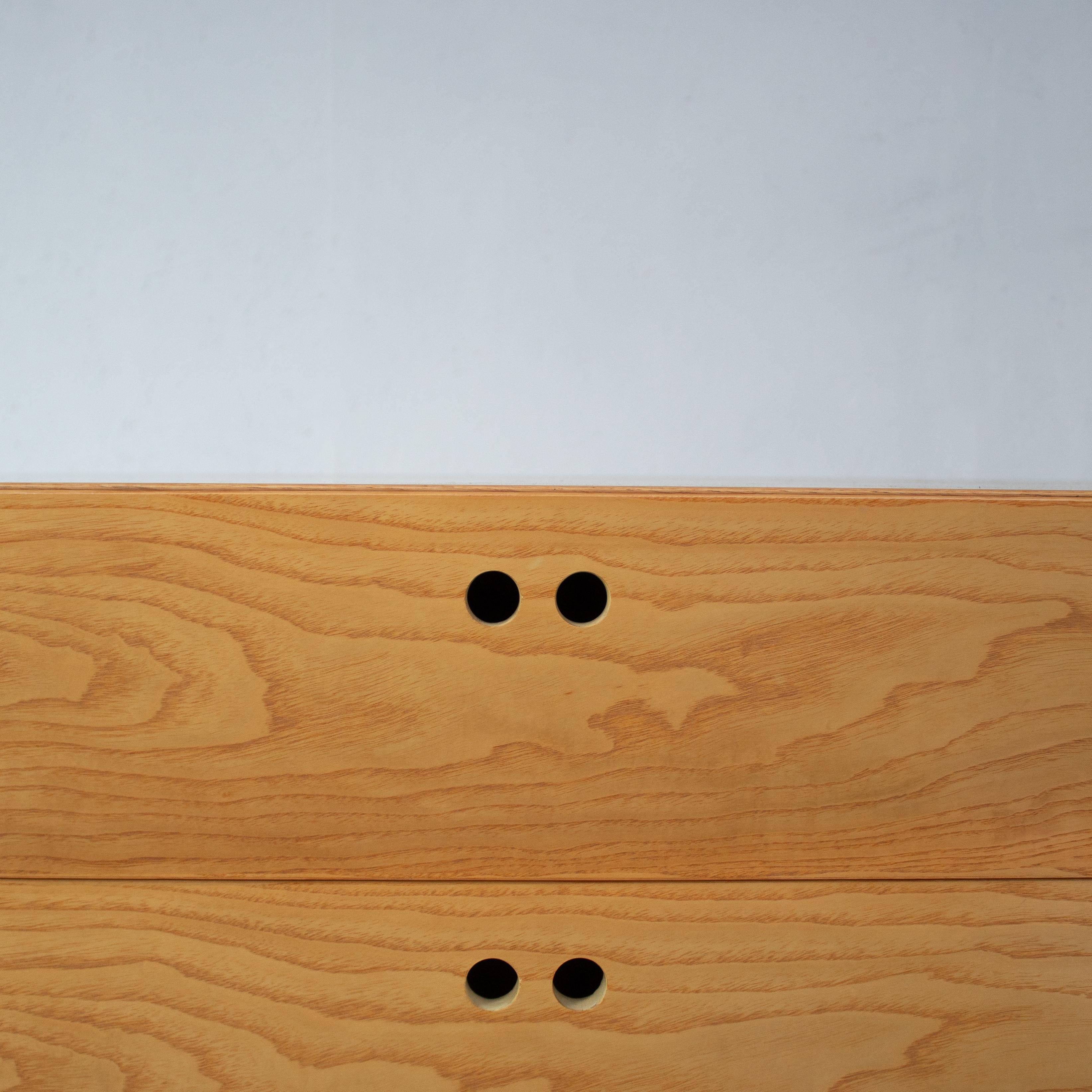 The Samara Storage Unit by Derk Jan de Vries is a modular piece from the 1970s, designed for Maisa di Seveso. Crafted in natural oak, it features a minimalist design with clean lines and geometric forms. This unit can be combined with other modules