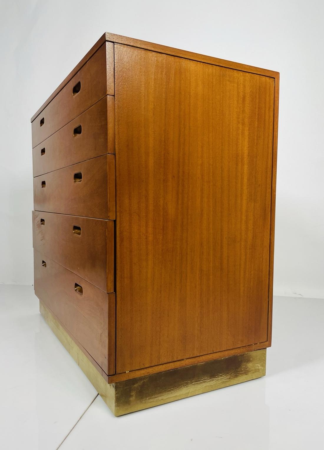 Schöne Kommode, entworfen von Edward Wormley für Dunbar.
Der Schrank hat 5 Schubladen, die oberste Schublade ist mit Unterteilungen für verschiedene Kleidungsstücke versehen.

Das Stück ist in gutem Vintage-Zustand und trägt noch das originale