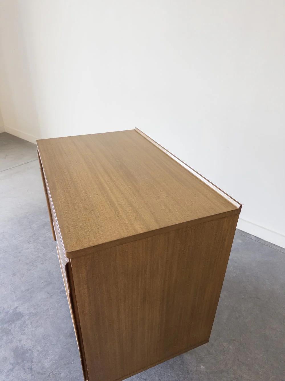 Mid-Century moderno Cassettiera di Edward Wormley per Dunbar in vendita