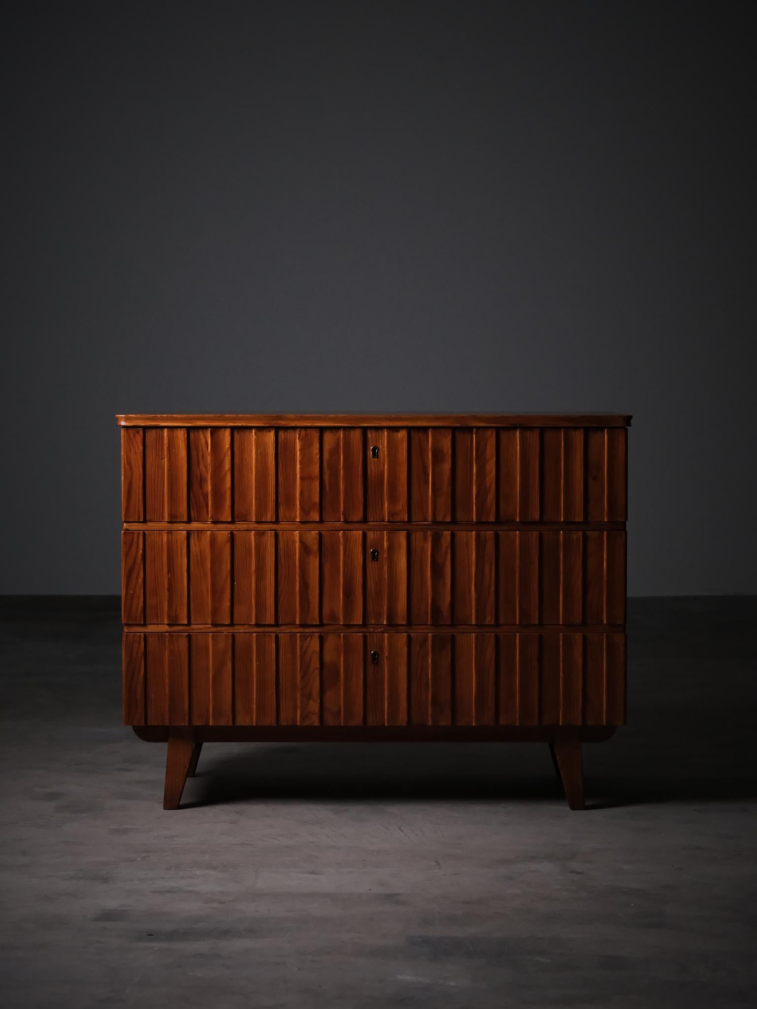 Un raro pezzo di design scandinavo degli anni '40/'50, creato dal famoso designer Göran Malmvall per Karl Andersson & Söner a Huskvarna, in Svezia. Il modello 620 è un esemplare insolito e molto ricercato, che mette in mostra il linguaggio di design