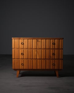 Commode de Göran Malmvall en pin, Suède, années 1940