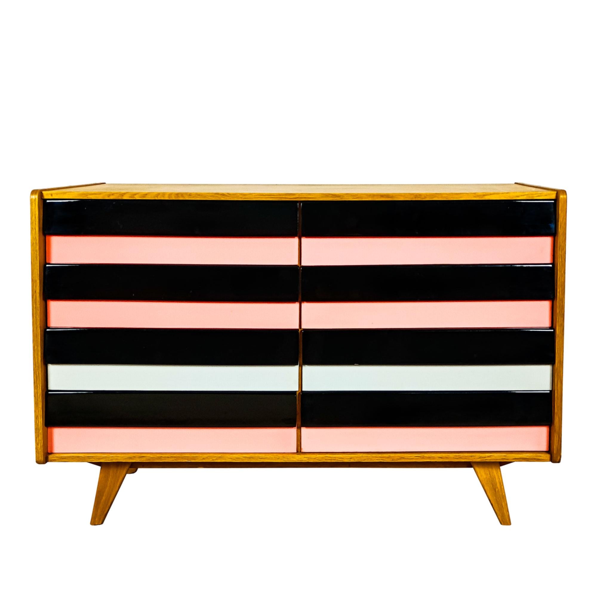 Cassettiera in rovere e impiallacciatura di rovere, rigata e cerata, cassetti con conchiglie in plastica, frontali dei cassetti in legno ricoperti di Formica rosa, nera e grigio-bianca. Etichetta originale sul retro.

Modello U453

Design/One: Jiri