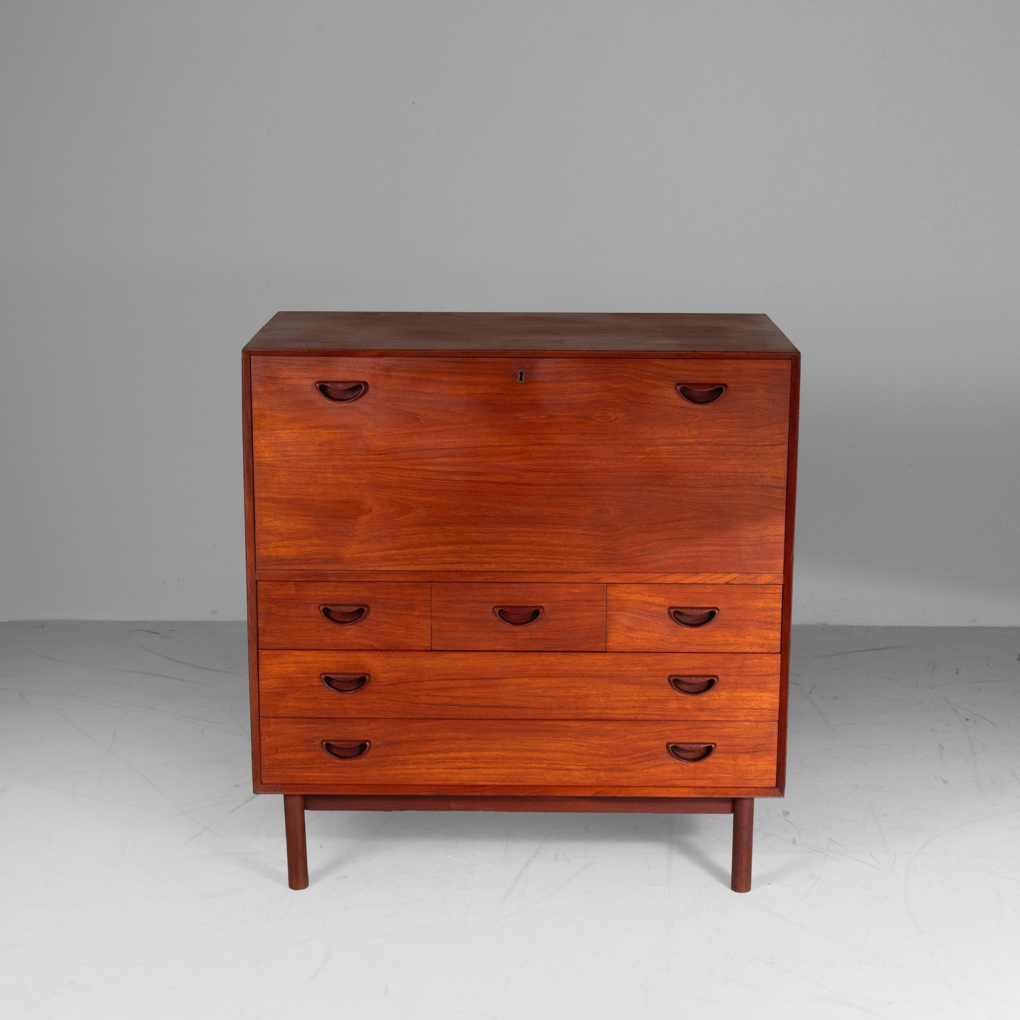Kommode aus Teakholz, entworfen von Peter Hvidt und Orla Mølgaard-Nielsen für die Søborg Møbelfabrik in den 1950er Jahren. Das Design spiegelt die funktionale Eleganz des dänischen Modernismus wider, mit essentiellen Linien und ausgewogenen