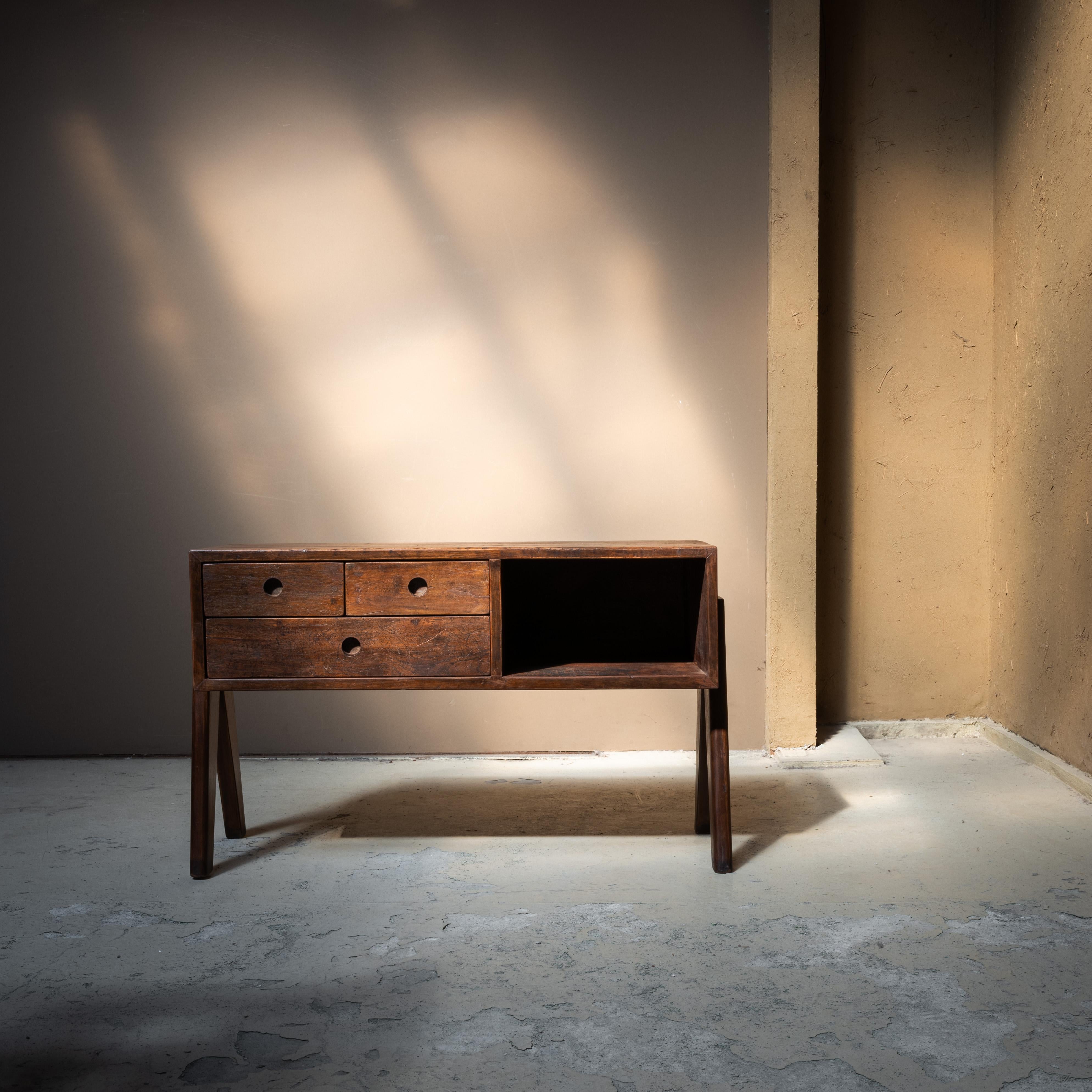 Kommode von Pierre Jeanneret aus massivem Teakholz für das Projekt Chandigarh. Die Kommode hat 3 Schubladen und ein offenes Fach. Klassisches Design und Funktionalität sind in einem Stil vereint.

Jeanneret war ein Meister des Spiels mit Formen und