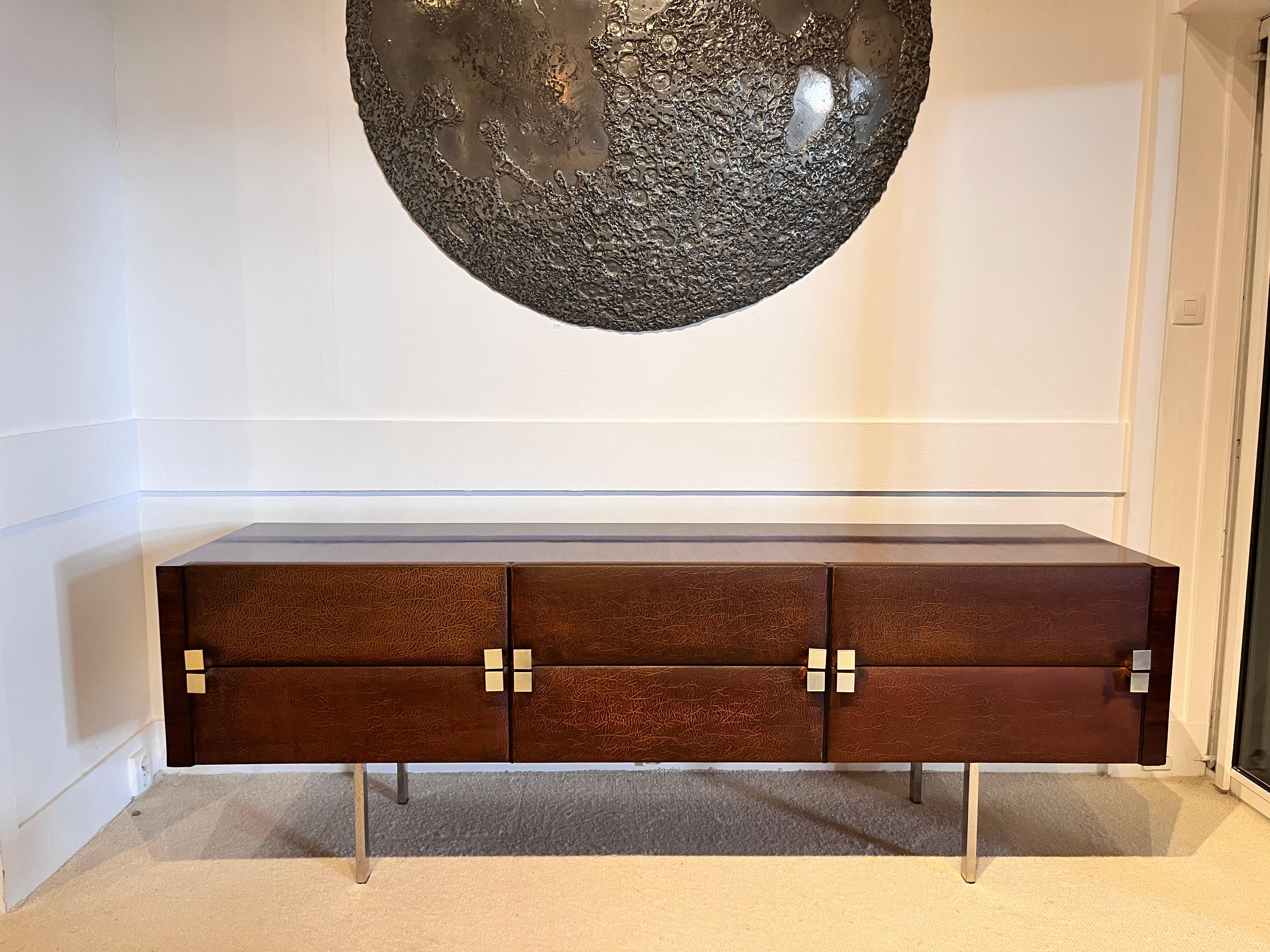 Chest of drawers in wooden structure, chrome handles and feet with leather front drawers.
Rare version in 6 drawers with light grey leather
Produced by Regy in 1965/66
Designed by Roger Landault (1919-1983), France
Perfect condition.