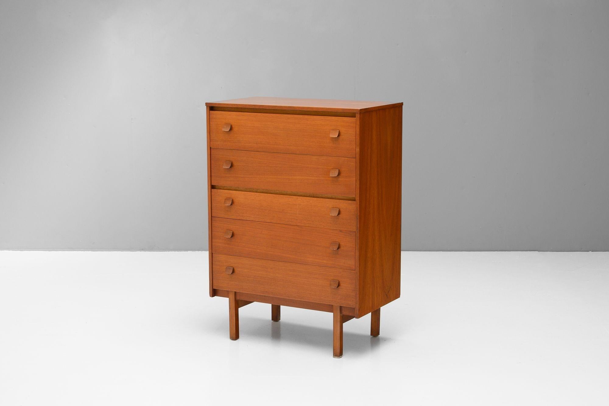Cassettiera a cinque cassetti in teak di Symbol Furniture. K.K. circa 1970.

H. 107 cm x L. 76 cm x P. 42 cm