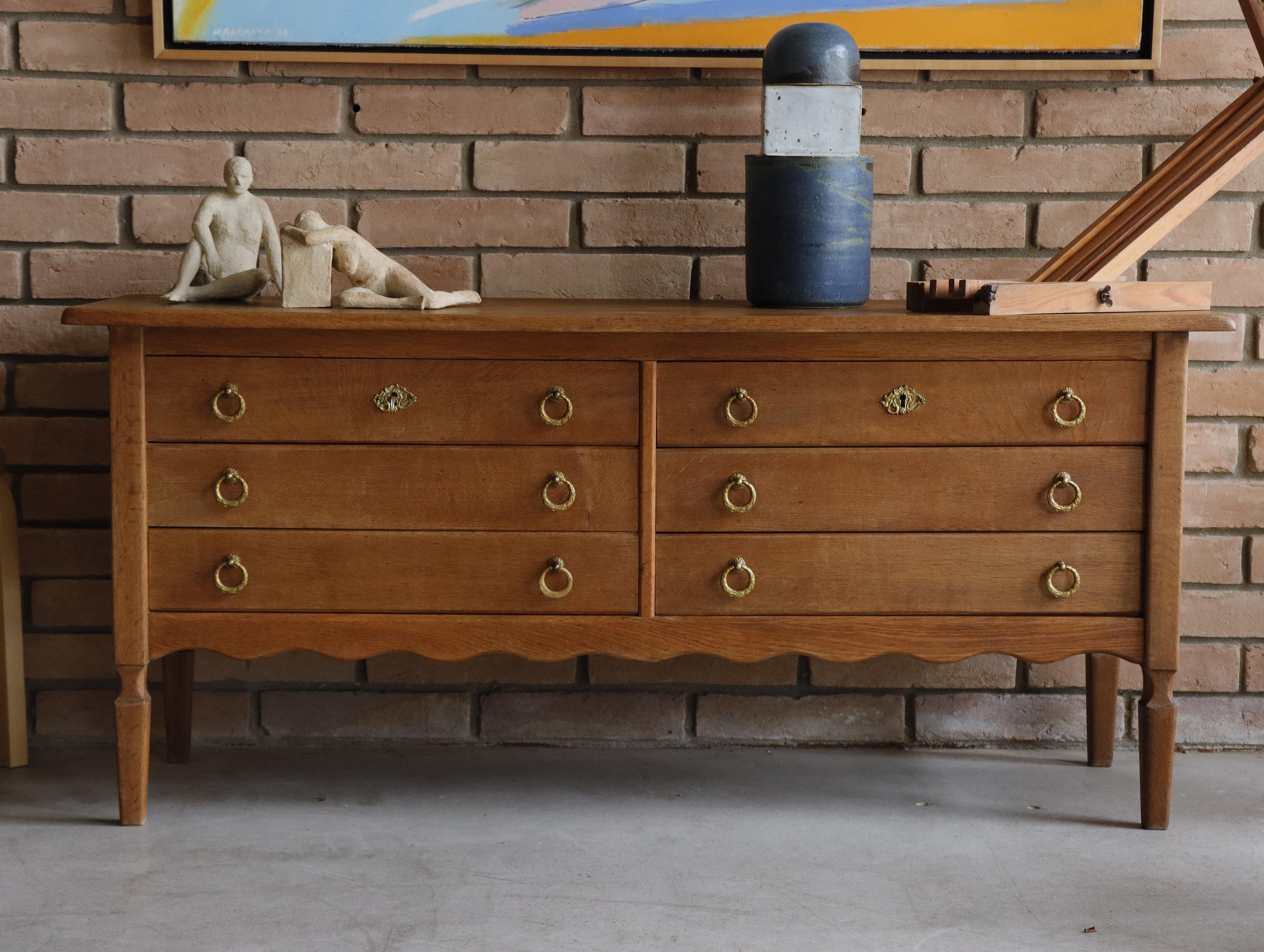 Ottone Cassettiera, Henning Kjaernulf, Rovere massiccio, Danimarca 1970s in vendita