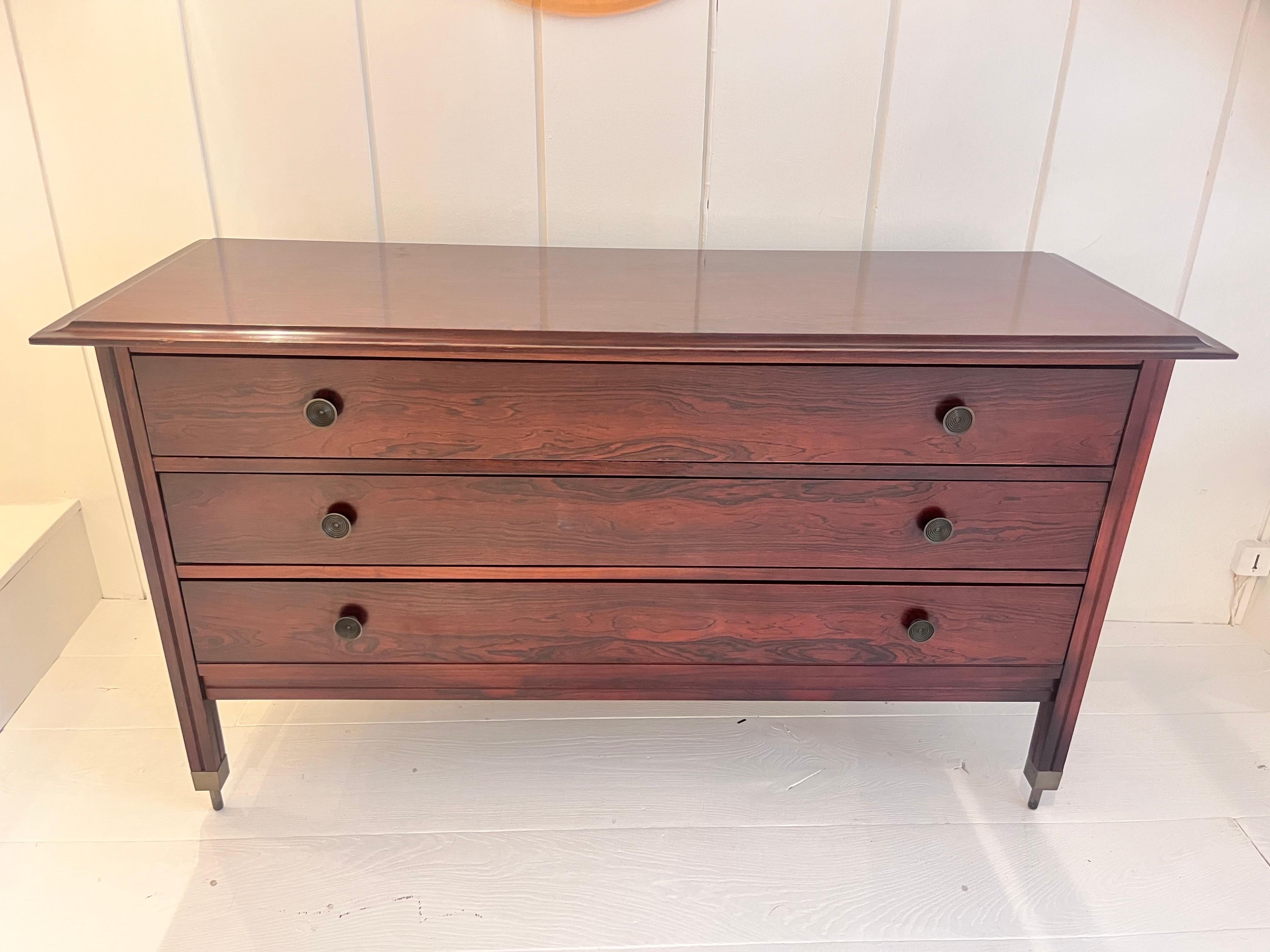 Carlo De Carli, prodotto da Sormani. Modello DC154.

Cassettiera moderna di metà secolo, Italia, 1963.
Cassettiera in legno con maniglie rotonde in bronzo e gambe affusolate in bronzo. Il pezzo è in ottime condizioni originali.