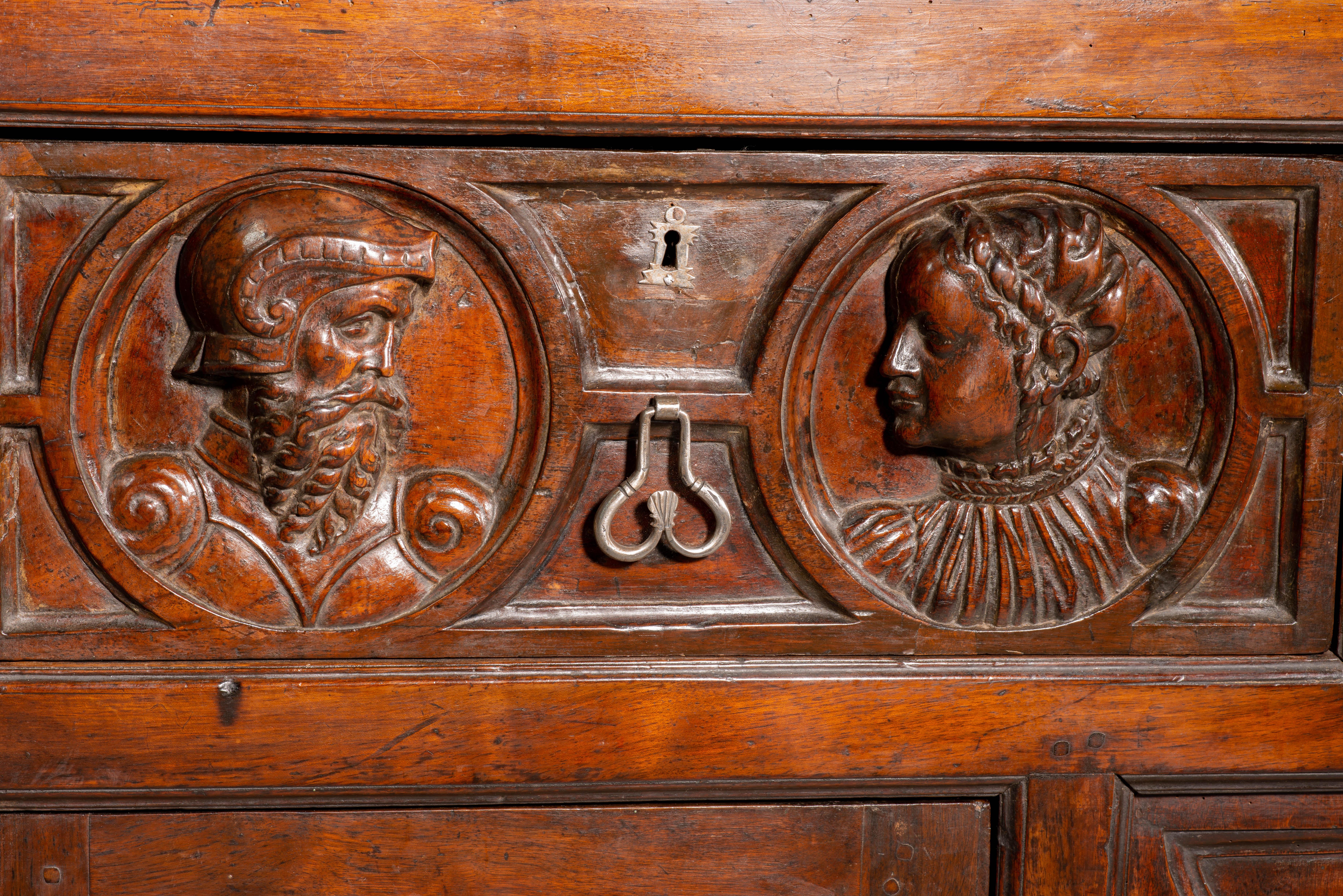 Cassettiera. Legno intagliato. XVI secolo. in vendita 3