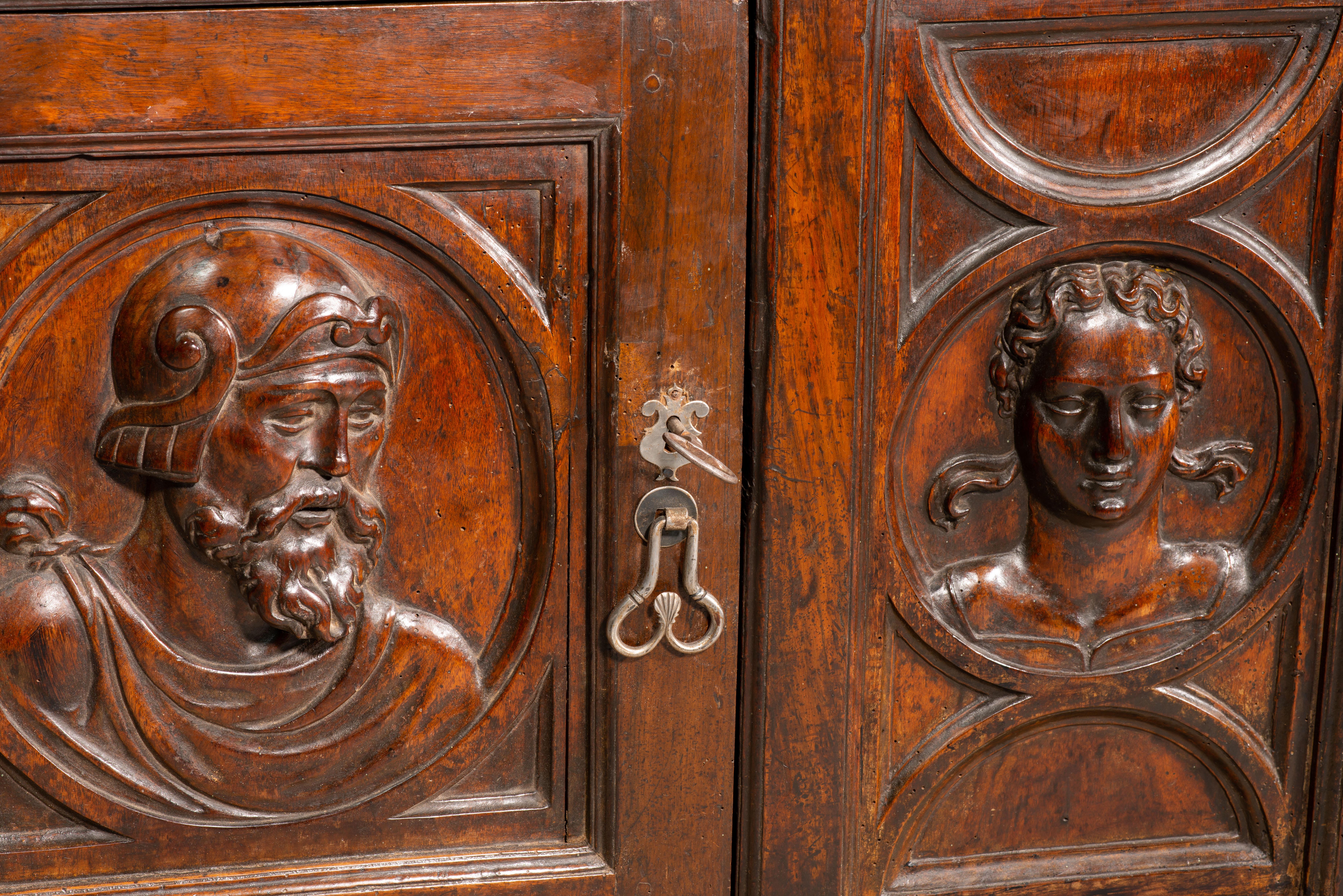 Cassettiera. Legno intagliato. XVI secolo. in vendita 4