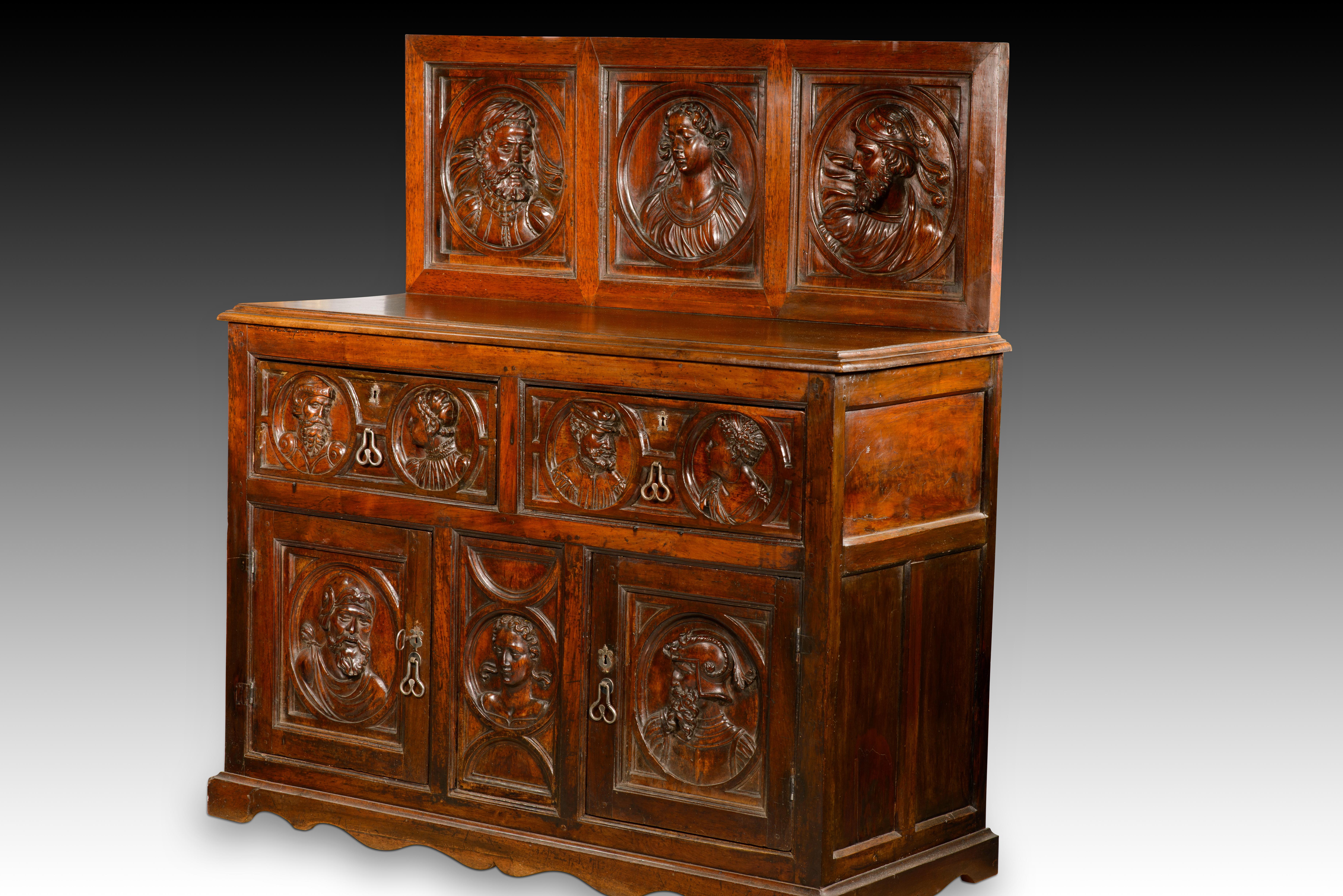 Rinascimento Cassettiera. Legno intagliato. XVI secolo. in vendita