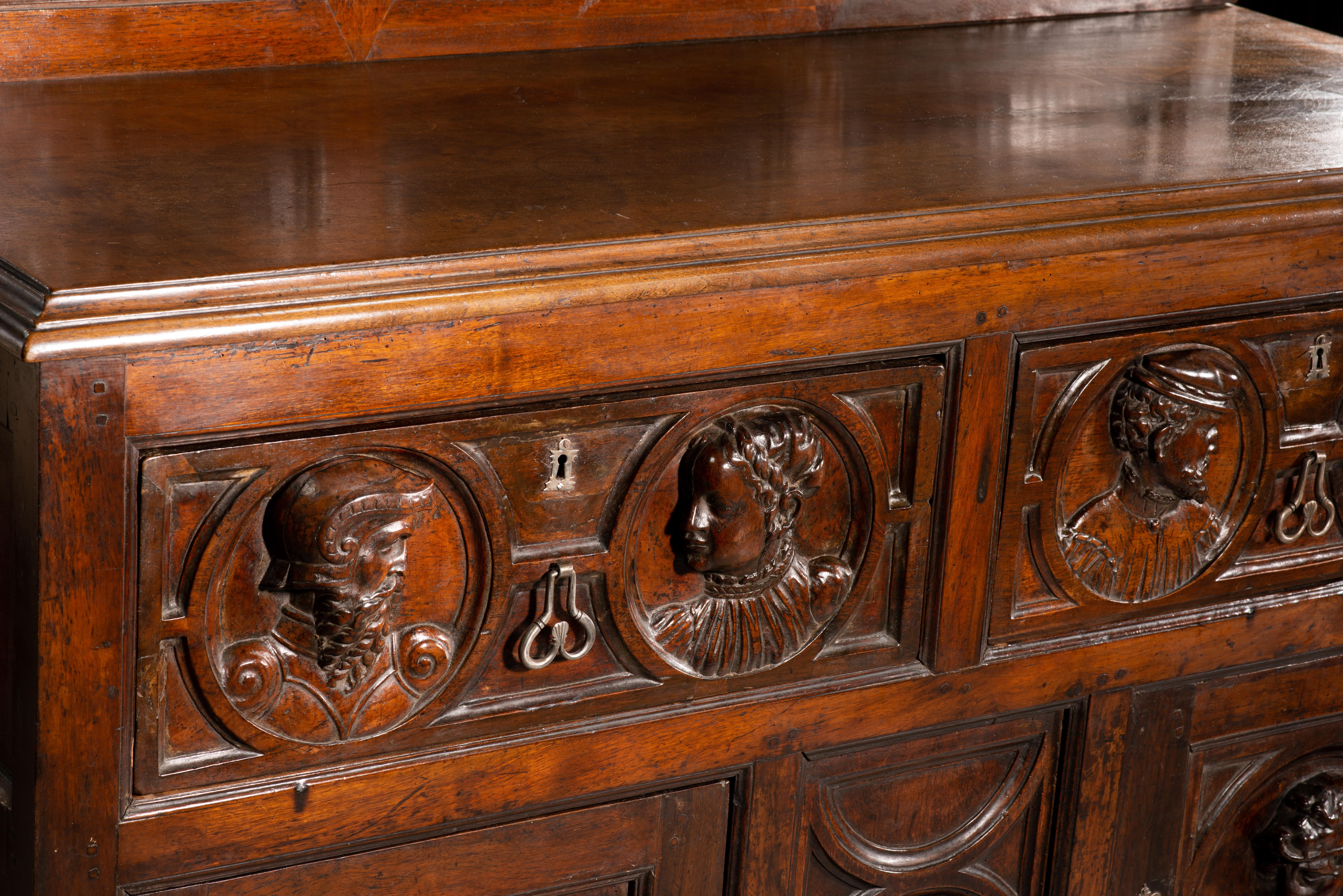 Europeo Cassettiera. Legno intagliato. XVI secolo. in vendita