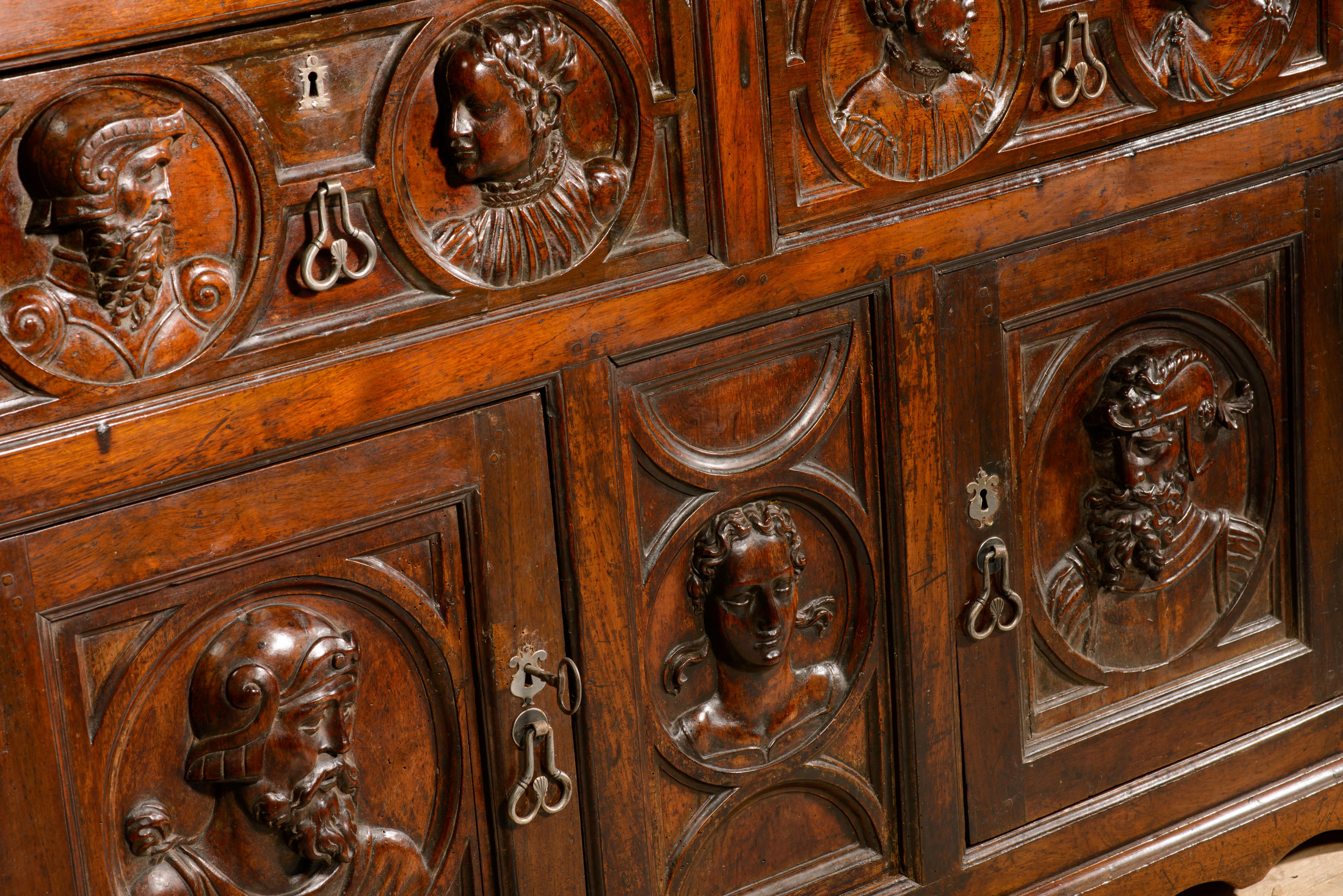 Cassettiera. Legno intagliato. XVI secolo. In condizioni buone in vendita a Madrid, ES