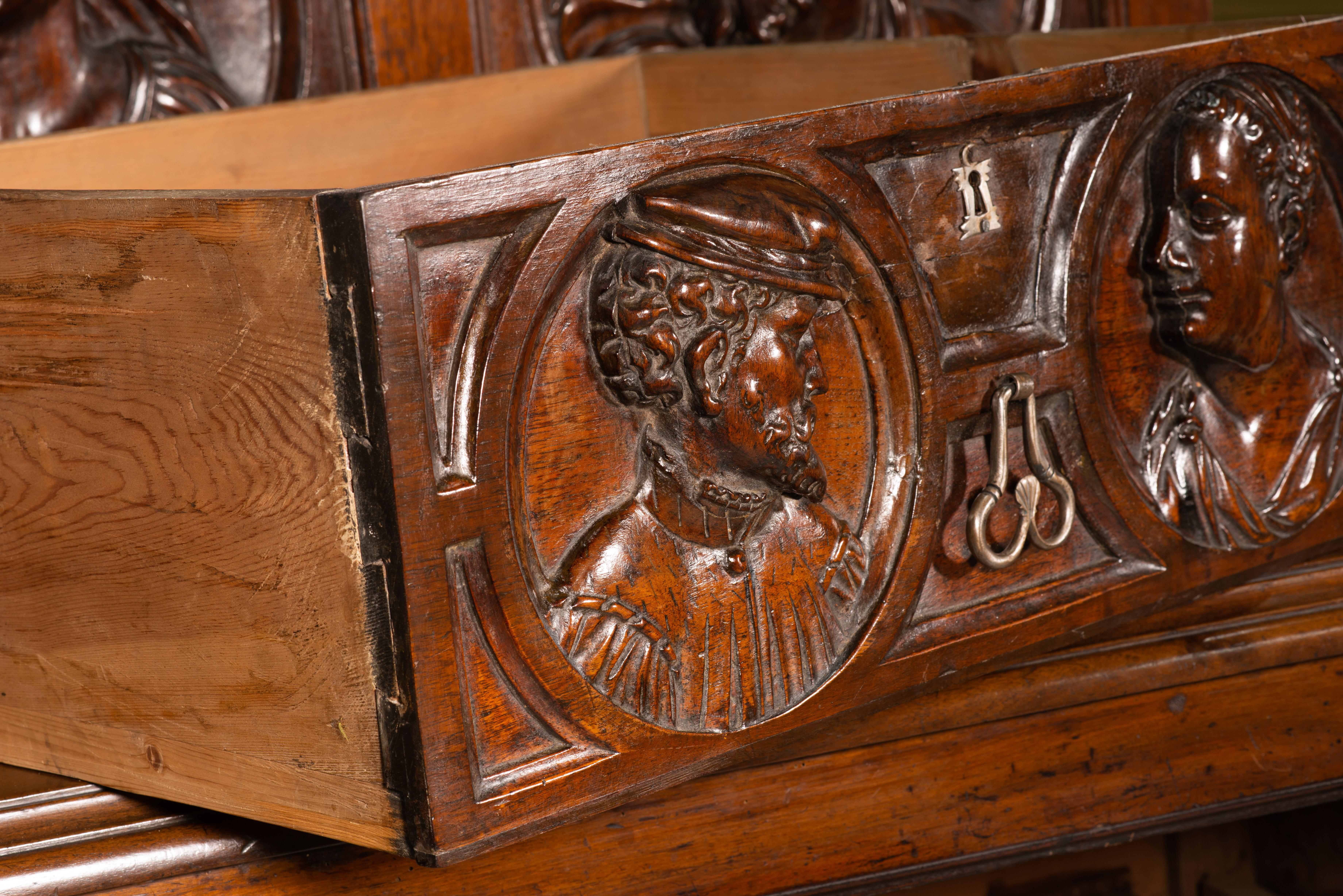Fino al XVIII secolo Cassettiera. Legno intagliato. XVI secolo. in vendita