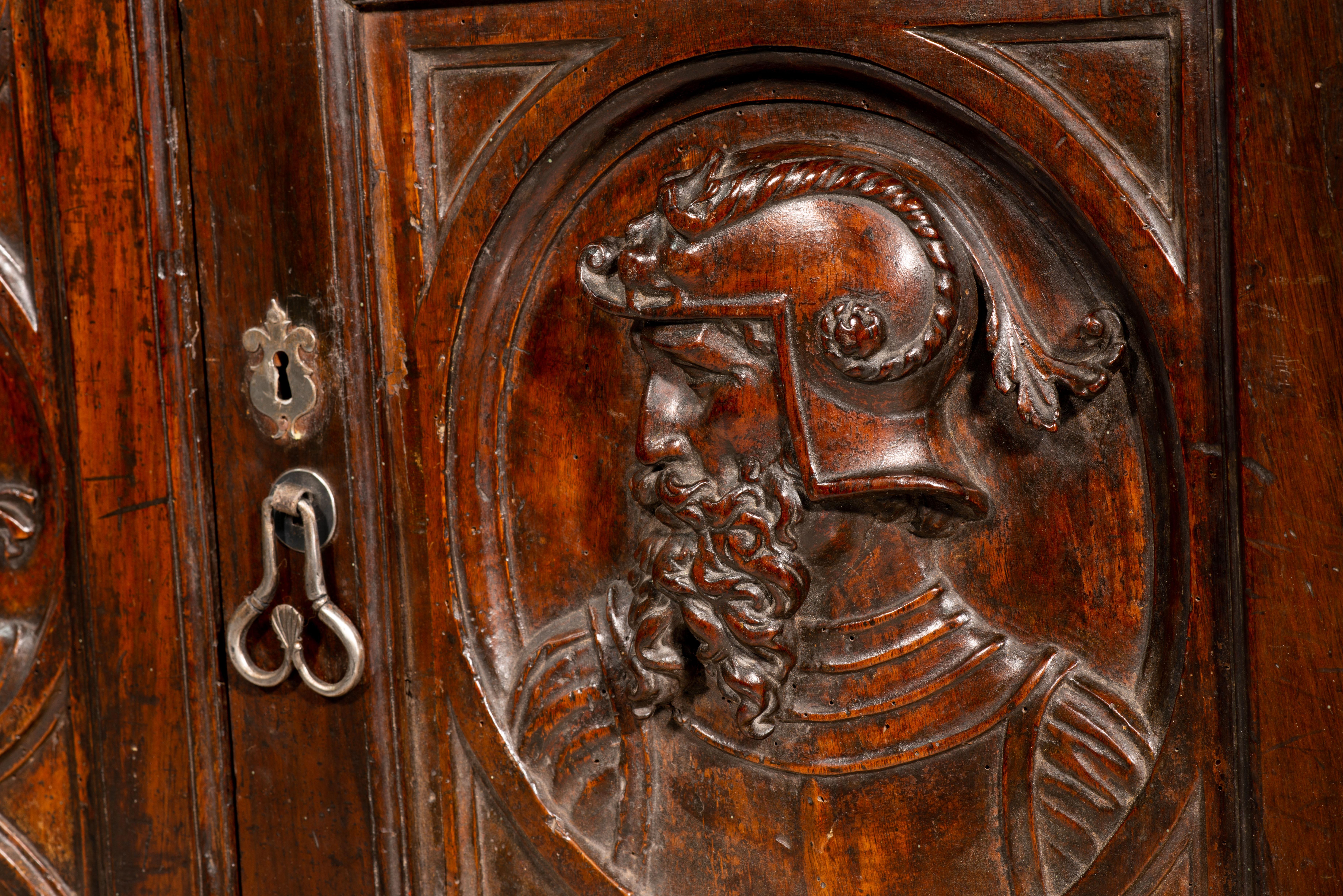 Altro Cassettiera. Legno intagliato. XVI secolo. in vendita