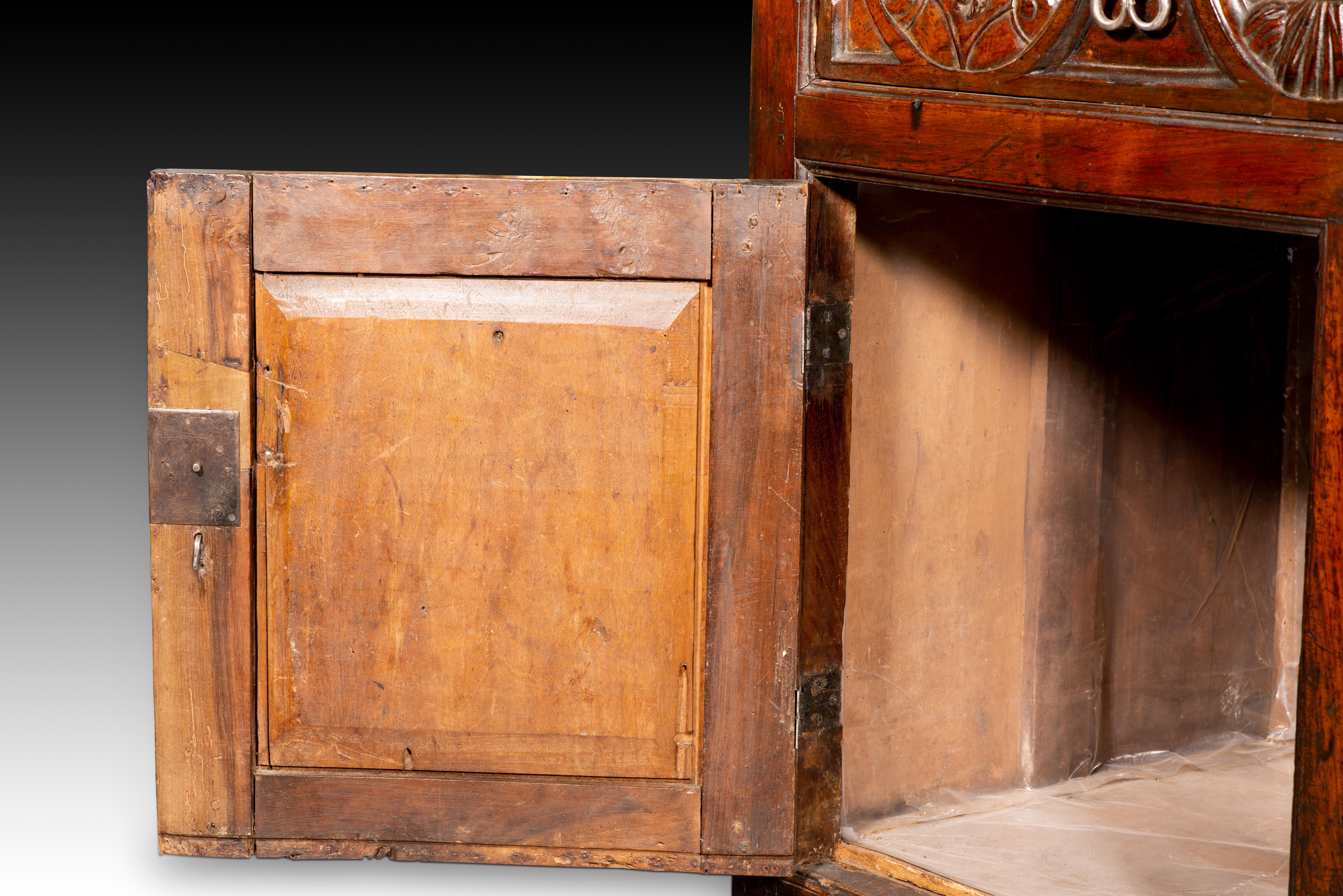 Cassettiera. Legno intagliato. XVI secolo. in vendita 1