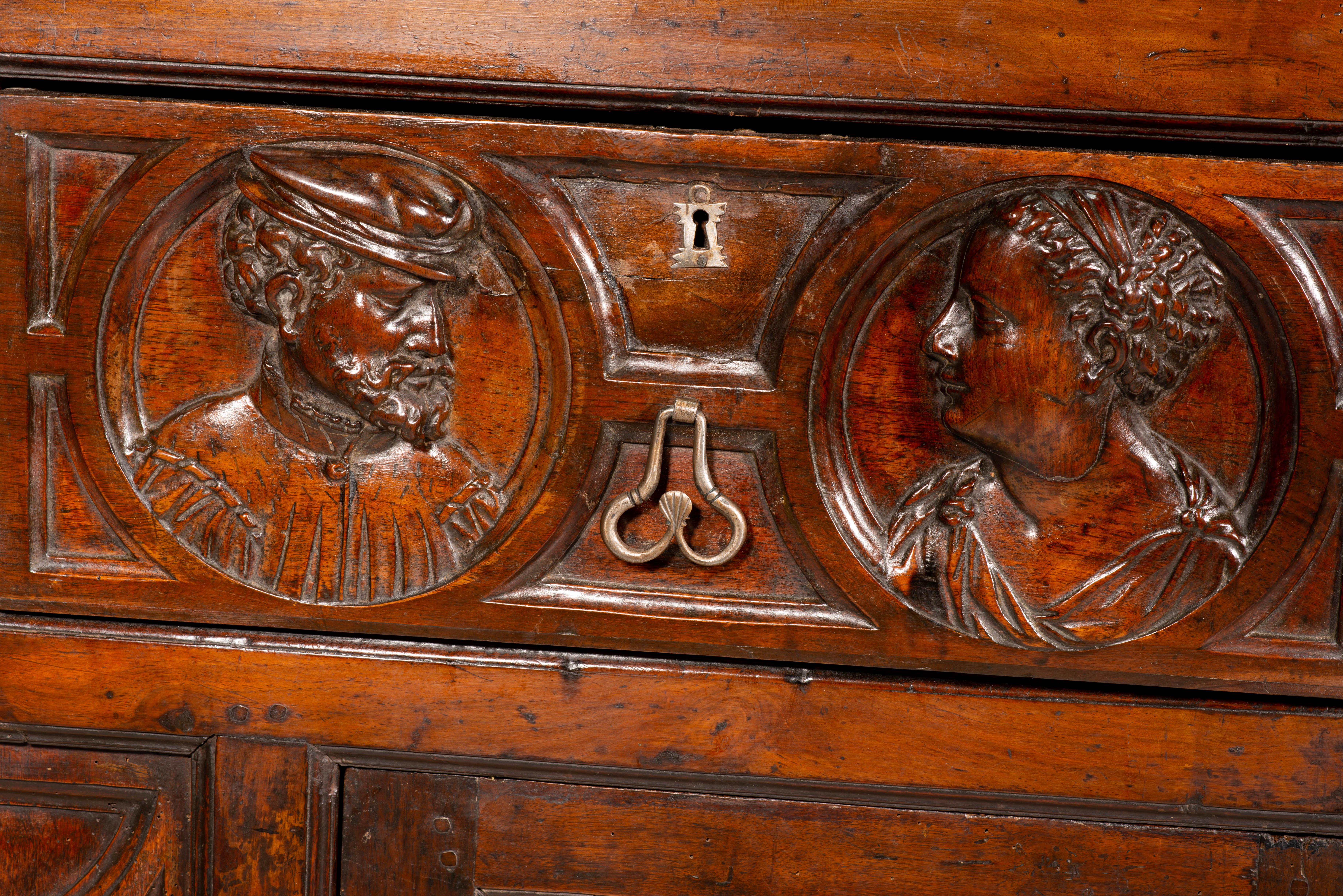 Cassettiera. Legno intagliato. XVI secolo. in vendita 2