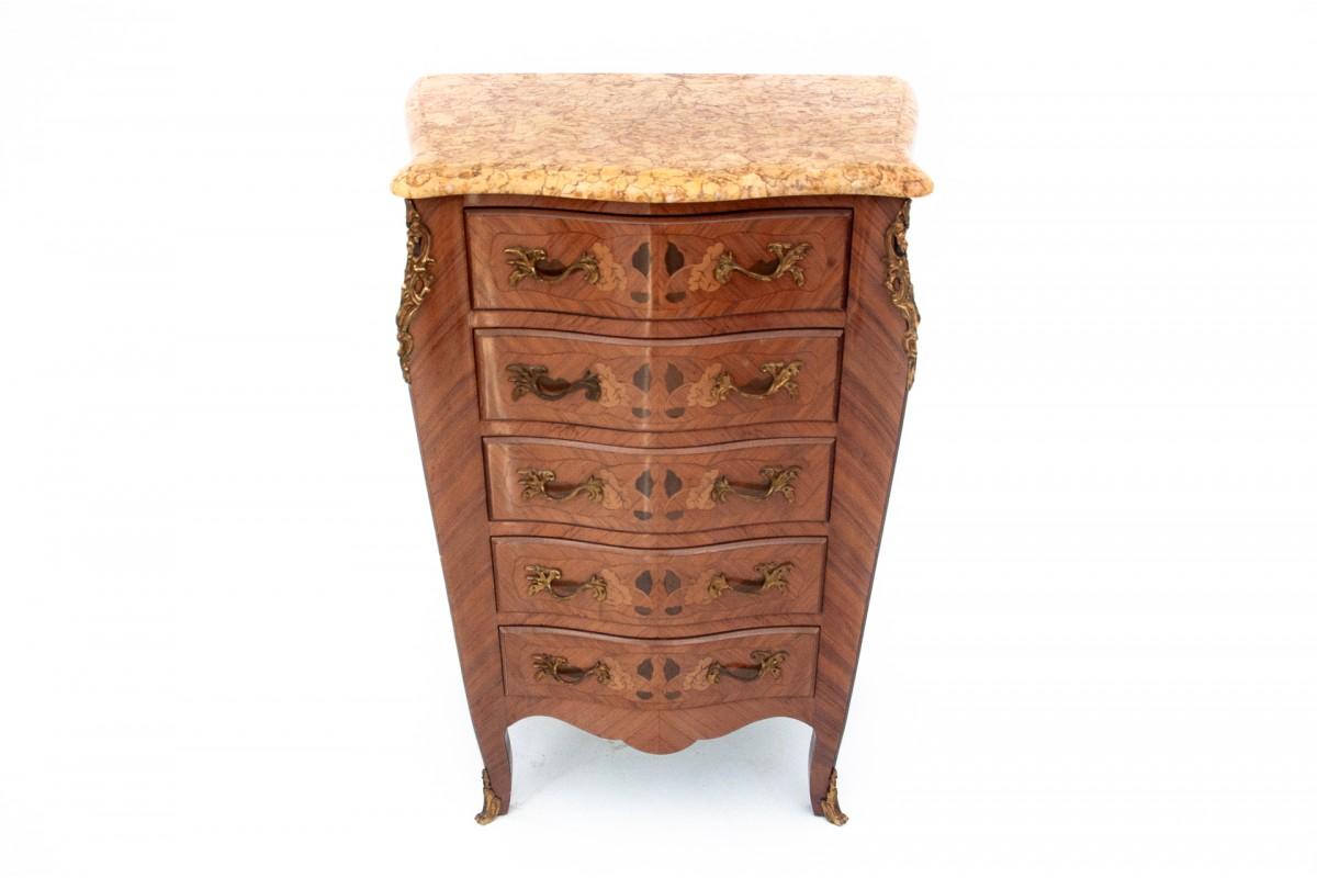The French chest of drawers comes from the end of the 19th century. Geometrically inlaid chiffonier with a plant motif. Marble countertop in beige and red.

The furniture is in very good condition.

Dimensions: height 99 cm / width 65 cm / depth 40
