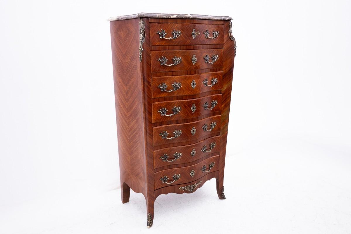 Cassettiera-chiffoniera, Francia, inizio XX secolo.

Ottime condizioni.

Legno: noce

Dimensioni: altezza 137 cm larghezza 78 cm profondità 45 cm