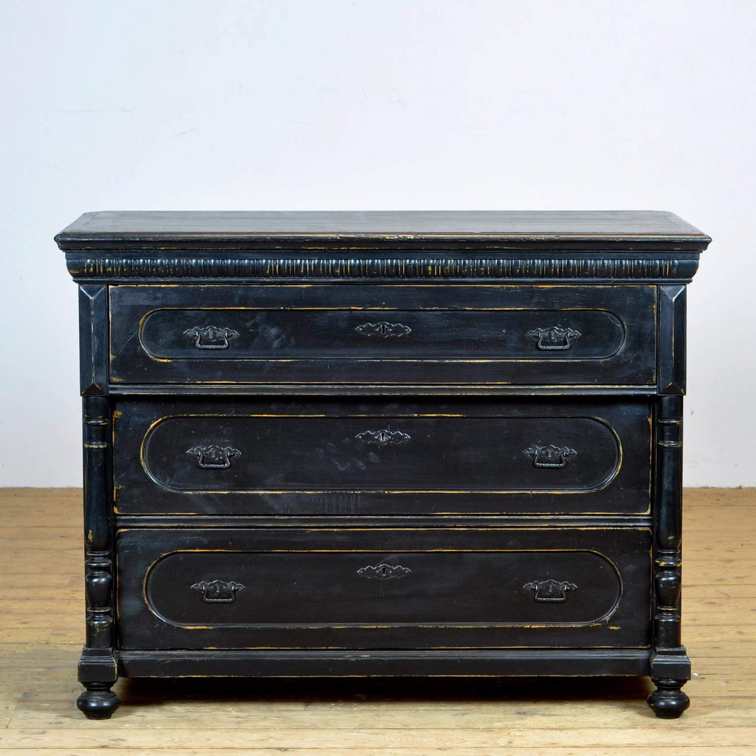 A particularly large and well-built chest of drawers with three drawers. The cabinet comes from Eastern Europe and was made around 1925. The quality of antique pine doesn't get much better than this. The cabinet has 3 drawers with the original
