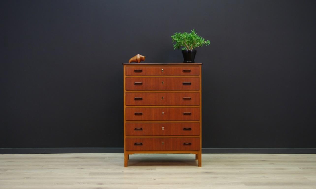 Chest of drawer from 1960s-1970s, Danish design, surface veneered with teak. Six capacious drawers with solid teak handles. Item has a key. Preserved in good condition (minor scratches, filled veneer loss) - directly for use.

Dimensions: height