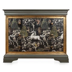 Cassettiera decorata con il decoupage delle bestie mitologiche "Mind The Gap