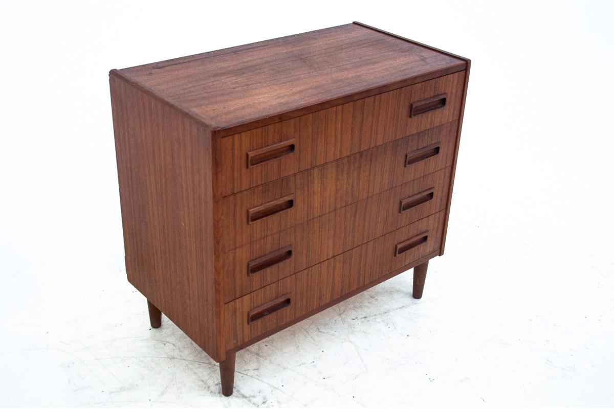 A chest of drawers from Denmark in the 1960s.

Dimensions: height 71 cm / width 77 cm / depth 42 cm.
