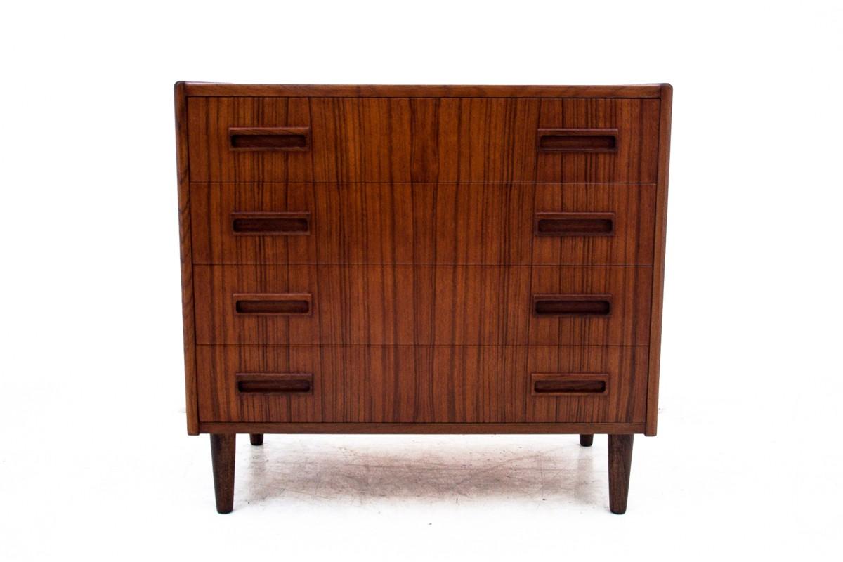 Una cassettiera proveniente dalla Danimarca degli anni '60.

Dimensioni: altezza 71 cm / larghezza 77 cm / profondità 42 cm.