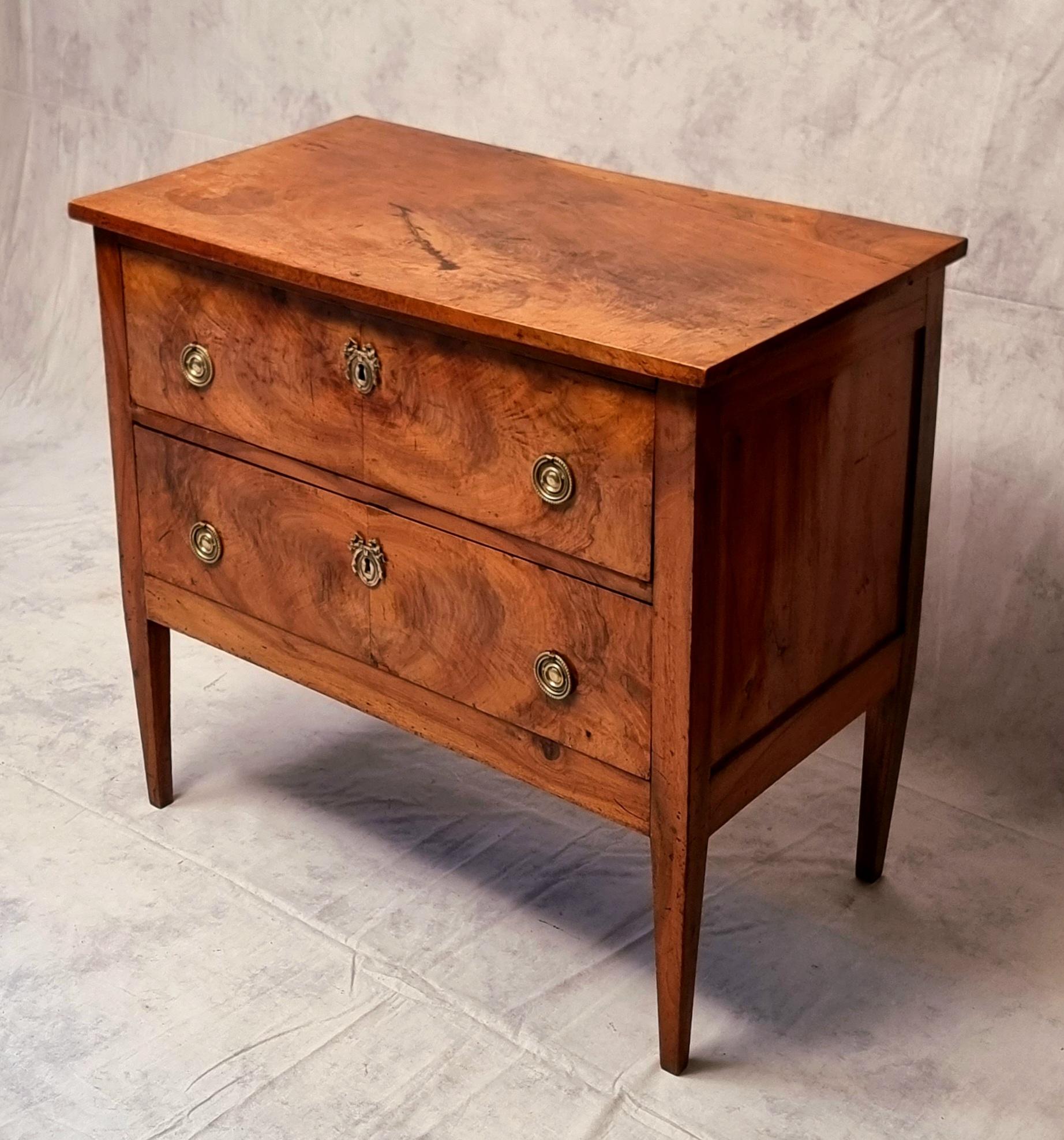 Superb chest of drawers from eastern France from the Directoire period in walnut. This chest of drawers is the result of work from the end of the 18th century. Its style, its manufacture and the use of blond walnut allow us to think that it probably