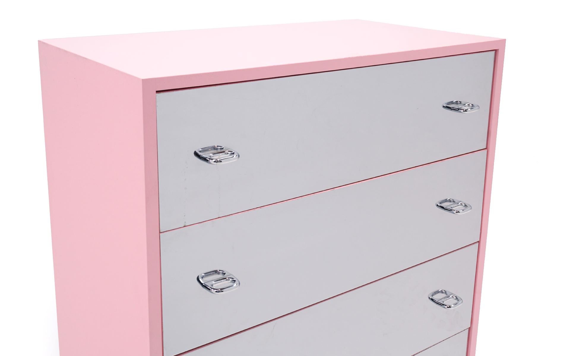 Mid-Century moderno Cassettiera con frontali riflettenti e custodia rosa. in vendita