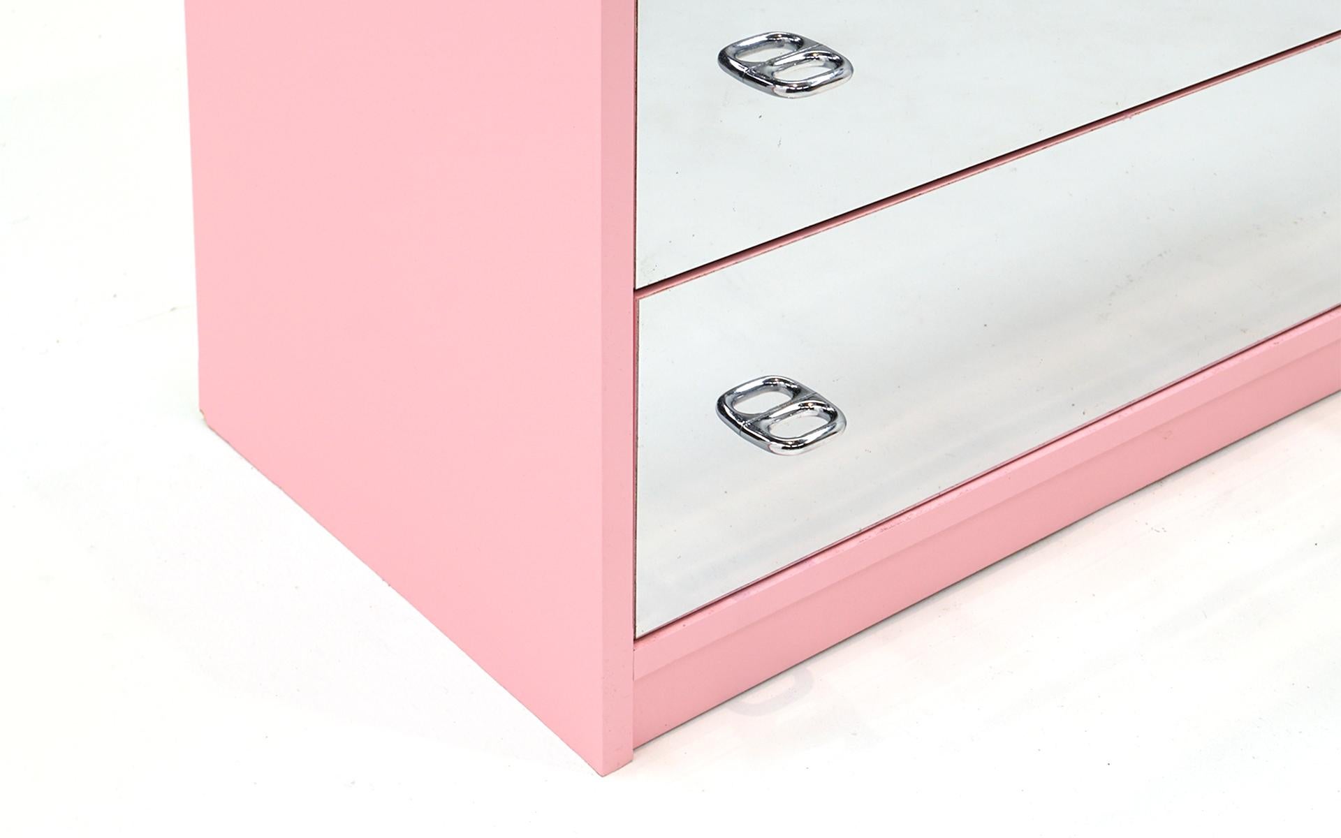 Fine XX secolo Cassettiera con frontali riflettenti e custodia rosa. in vendita