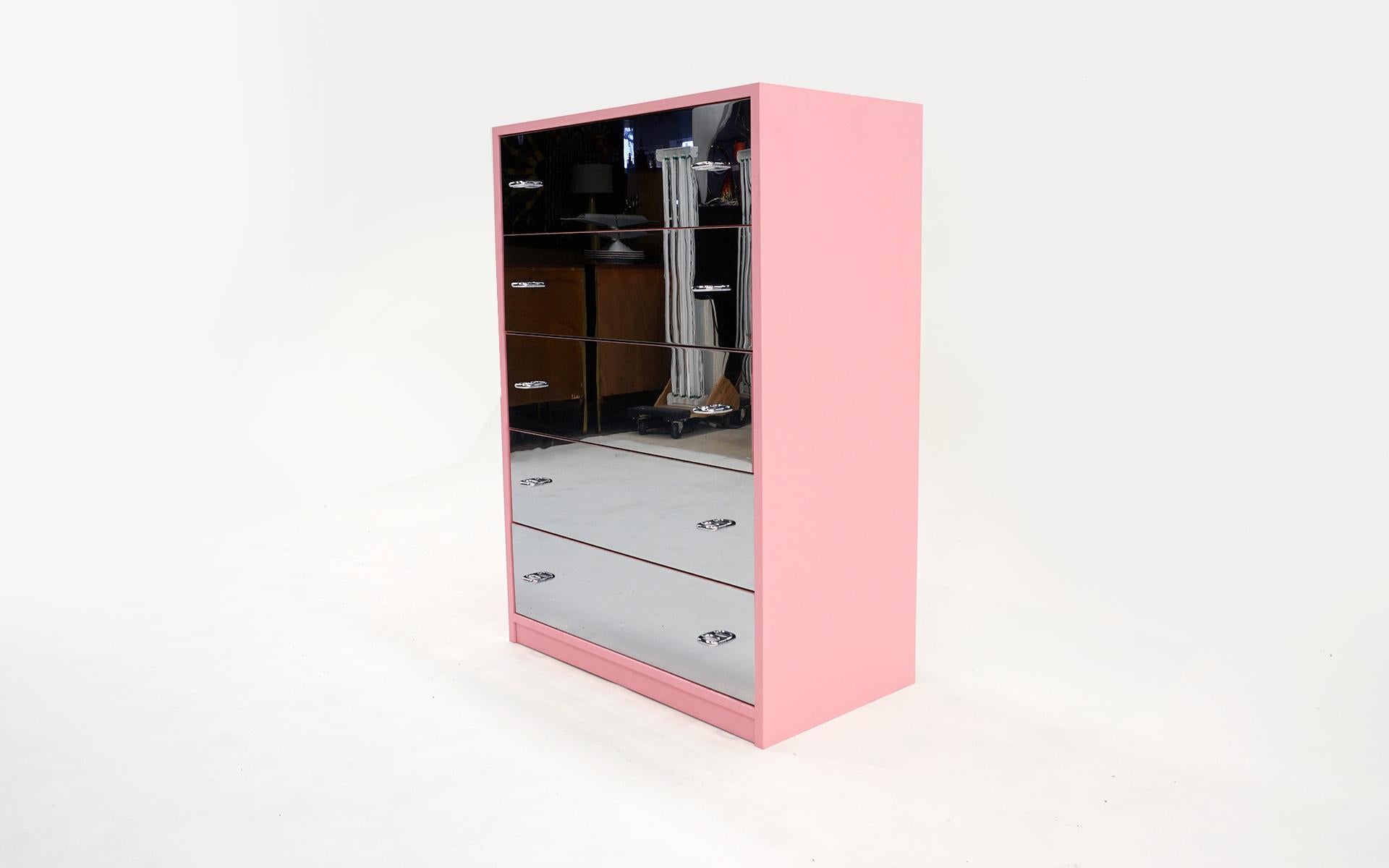 Alluminio Cassettiera con frontali riflettenti e custodia rosa. in vendita