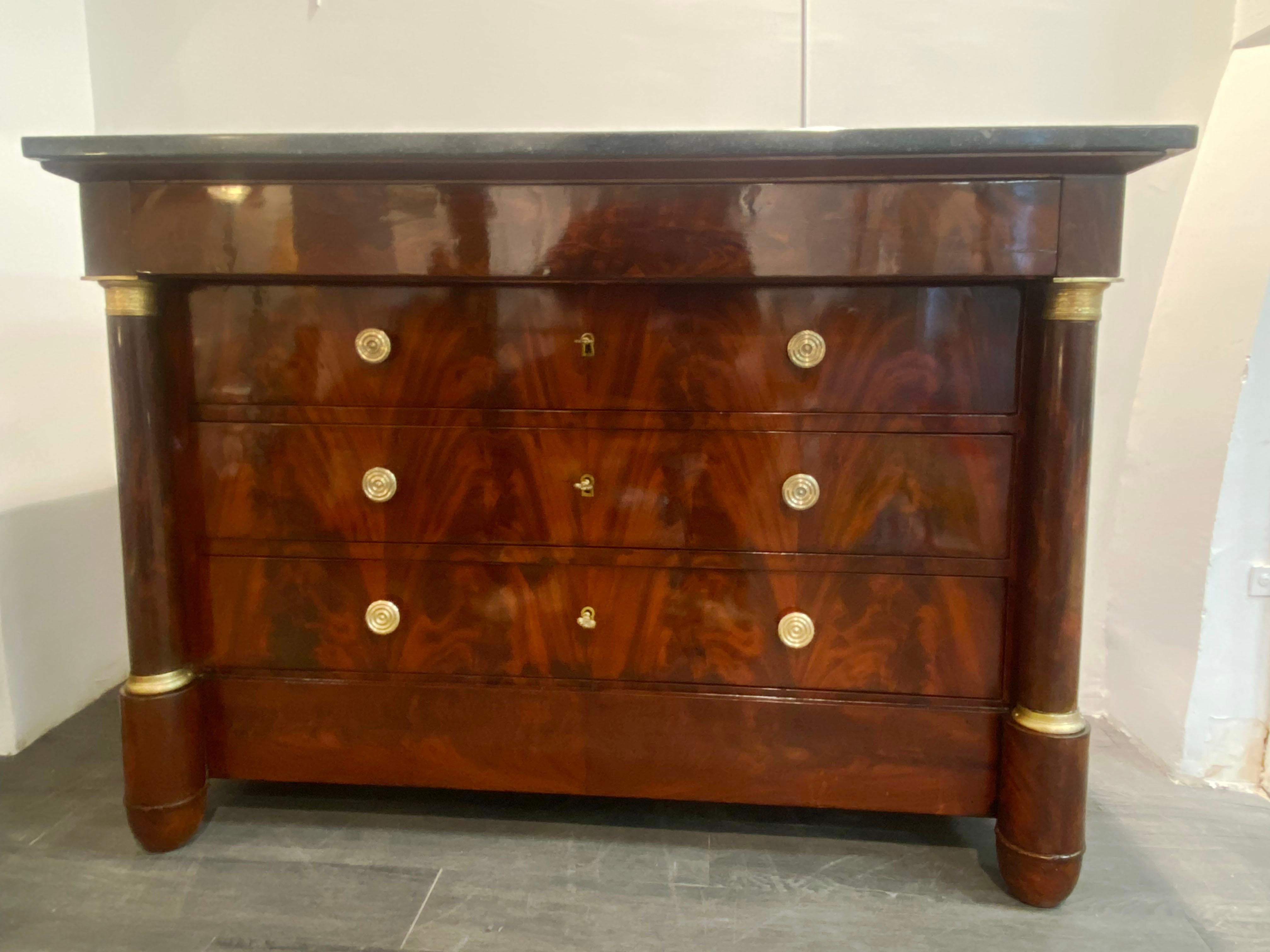 Chest of drawers - Empire period - Mahogany   In Good Condition For Sale In Saint ouen, FR