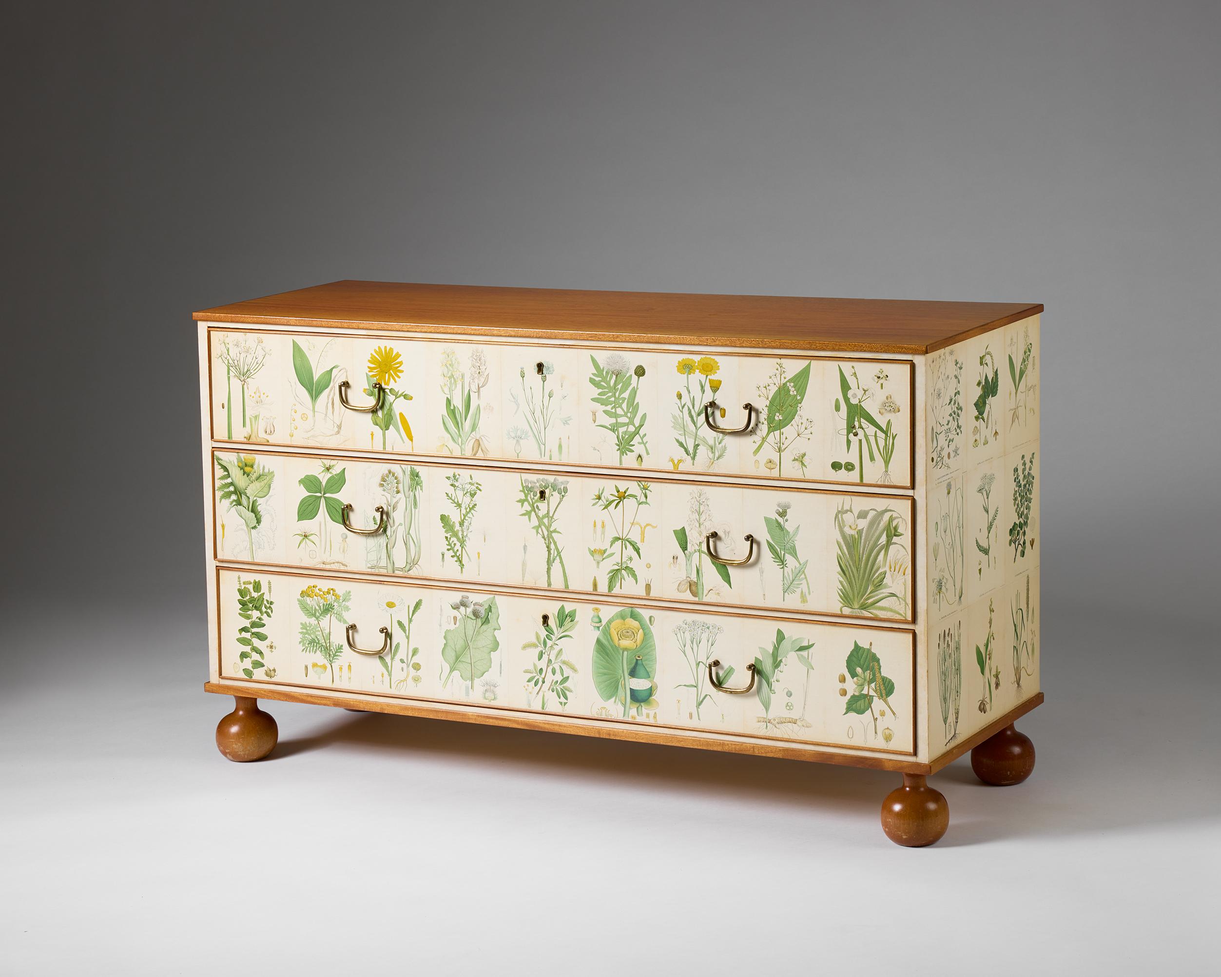 Designed by Josef Frank for Svenskt Tenn in the late 1930s, the Flora chest of drawers, model 1050, is one of the most poetic expressions of Scandinavian design. This vintage chest of drawers is crafted in warm mahogany with three spacious drawers,